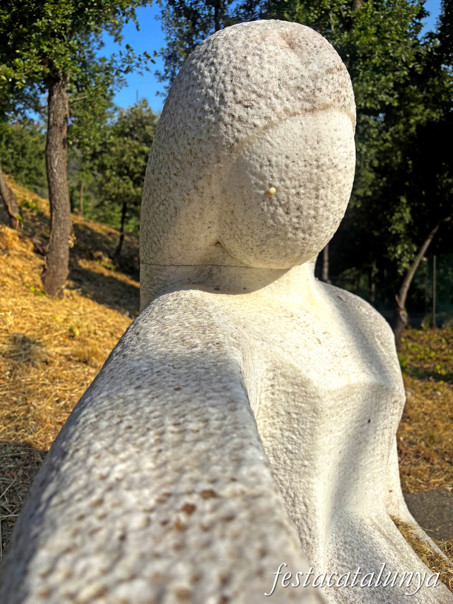 Monistrol de Calders - Escultura Dona asseguda de Josep Maria Brull i Pagès