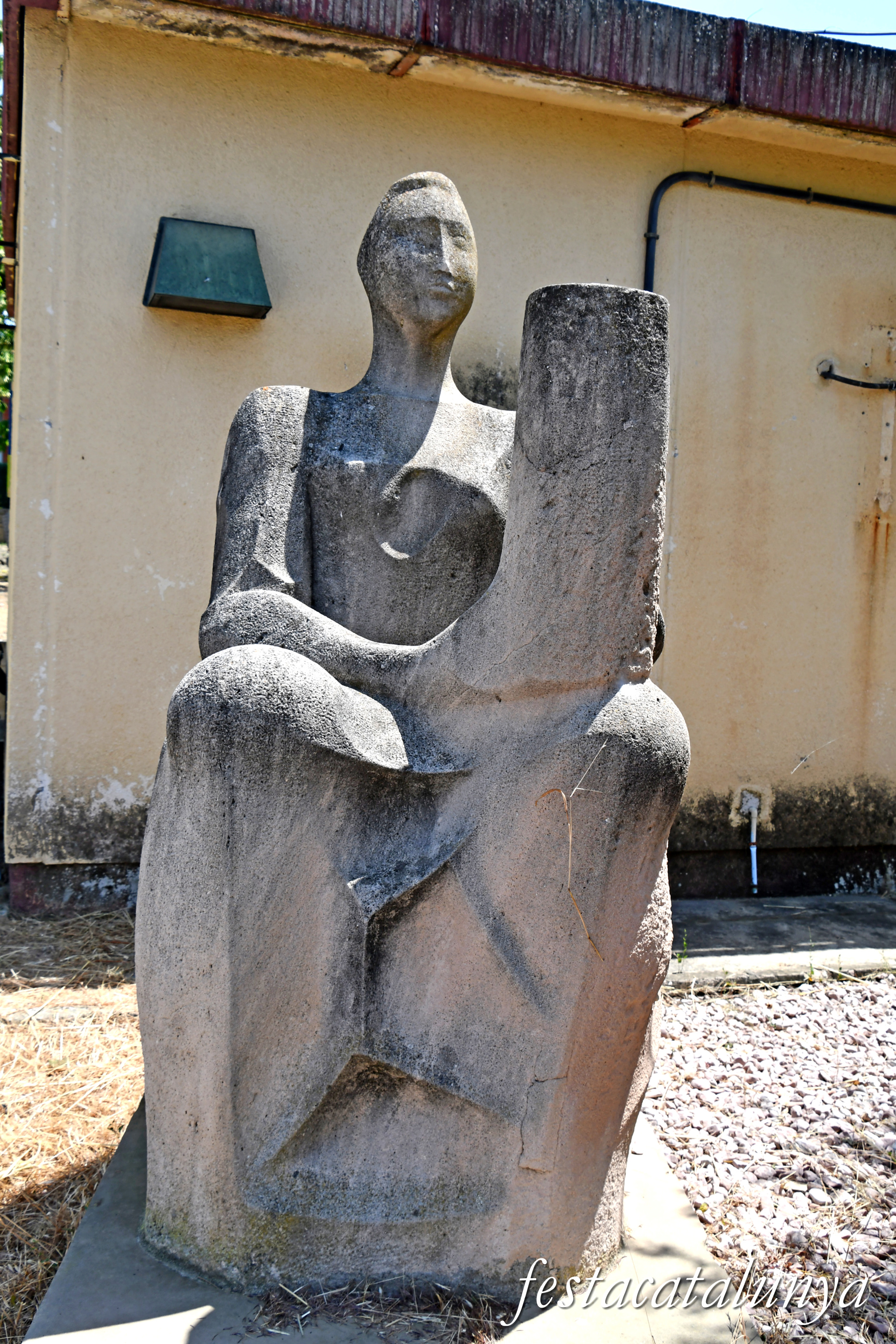 Monistrol de Calders - Escultura La puntaire de Benjamín Mustieles Navarro  