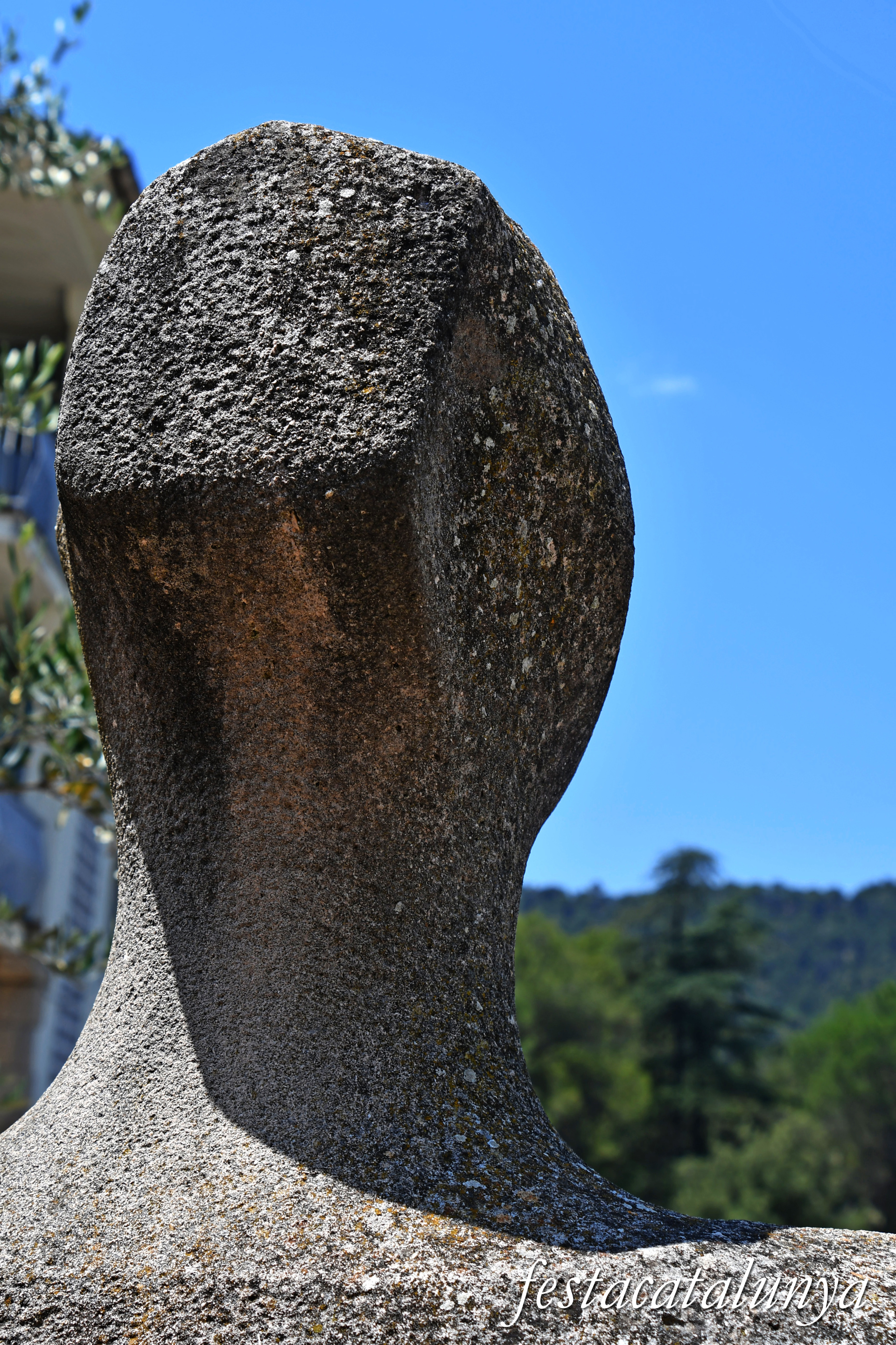 Monistrol de Calders - Escultura La puntaire de Benjamín Mustieles Navarro