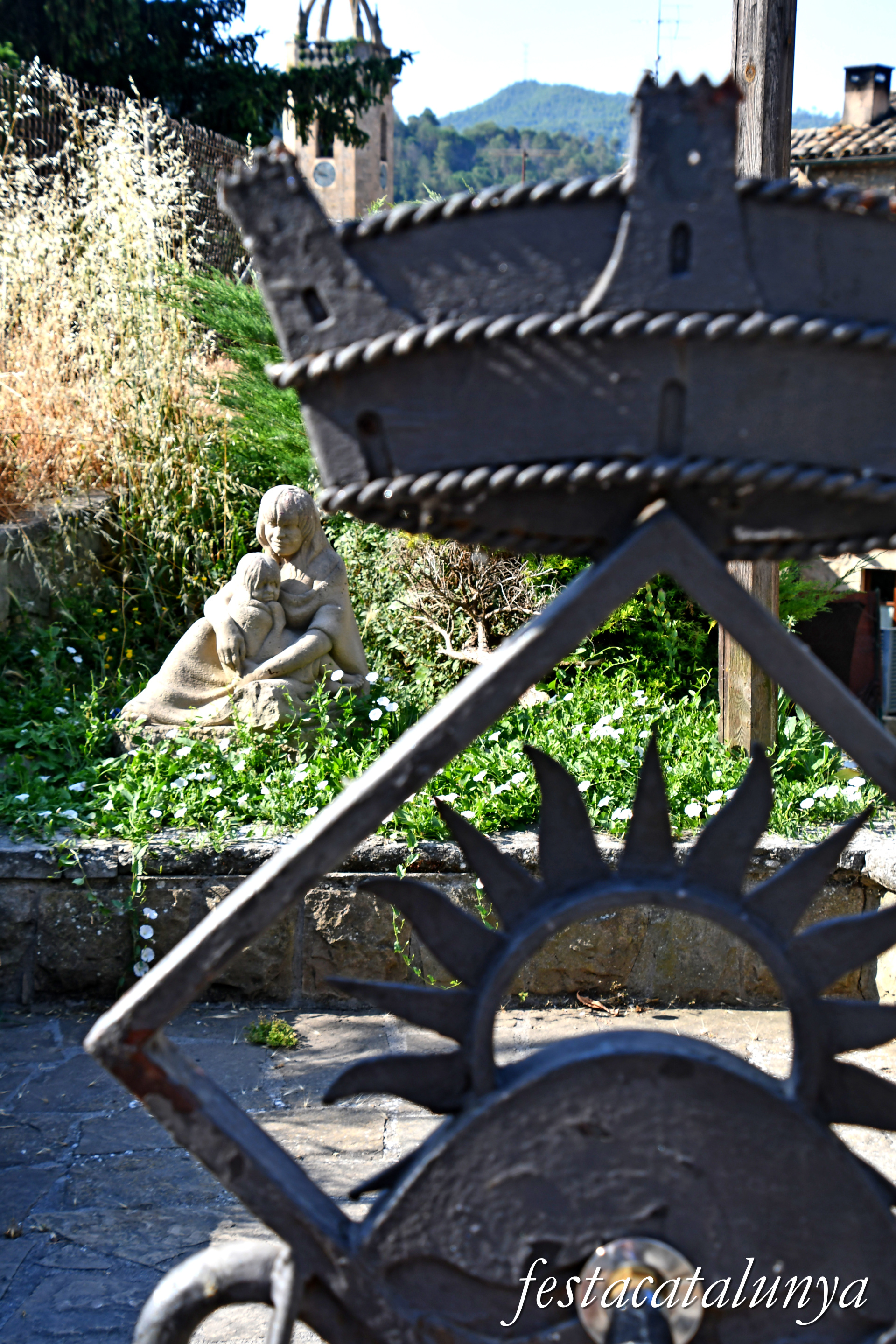 Monistrol de Calders - Escultura Maternidad peruana de Jacinto Bustos Vasallo