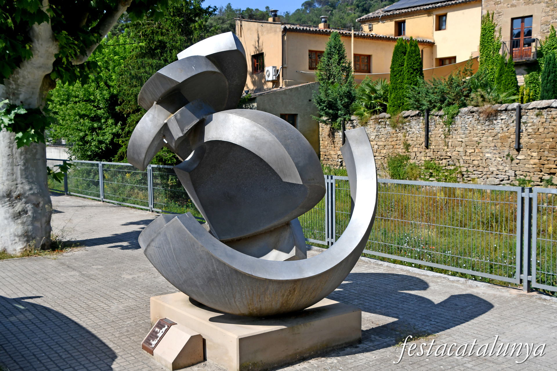 Monistrol de Calders - Escultura Superfície esfèrica Vicente Larrea Gayarre