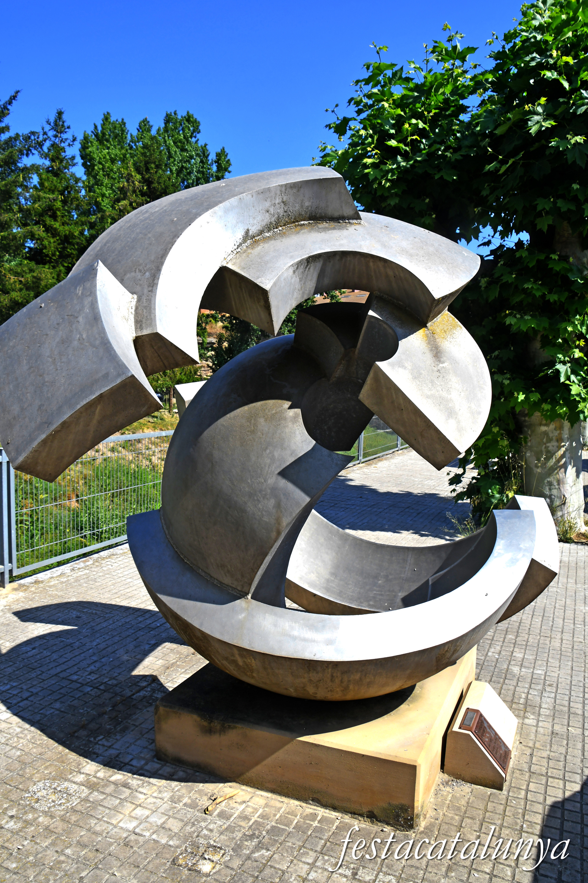 Monistrol de Calders - Escultura Superfície esfèrica Vicente Larrea Gayarre