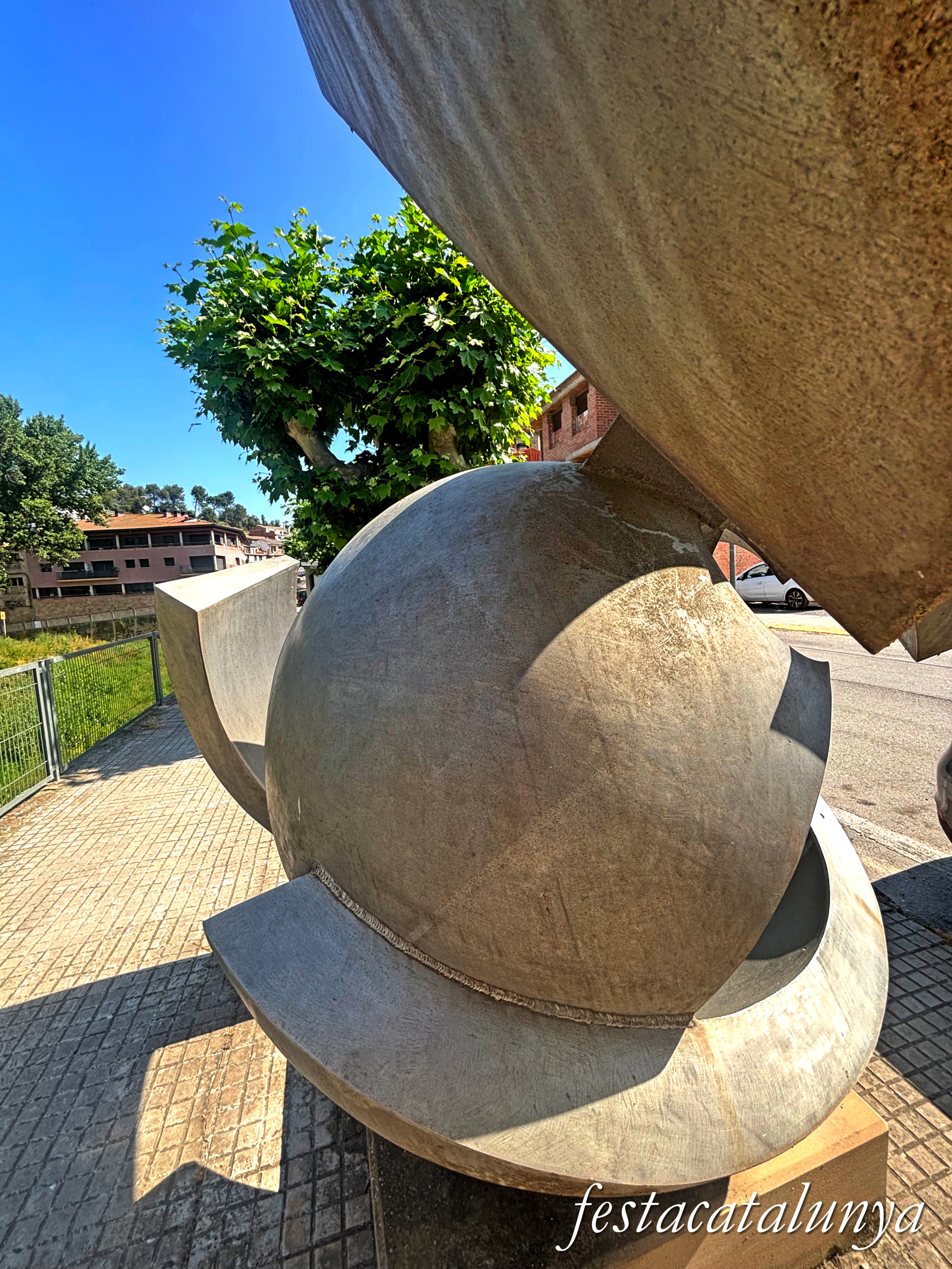Monistrol de Calders - Escultura Superfície esfèrica Vicente Larrea Gayarre