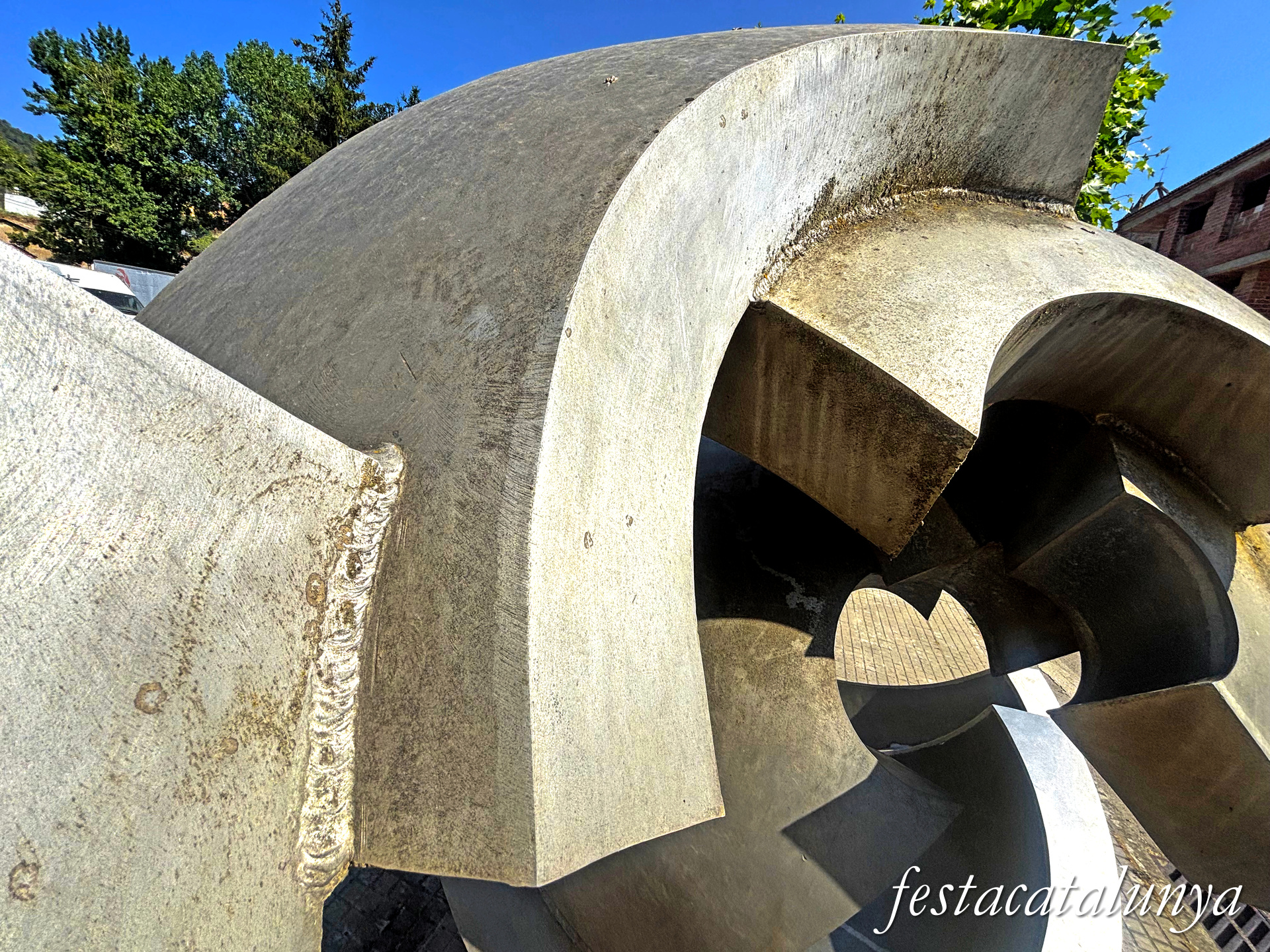Monistrol de Calders - Escultura Superfície esfèrica Vicente Larrea Gayarre 