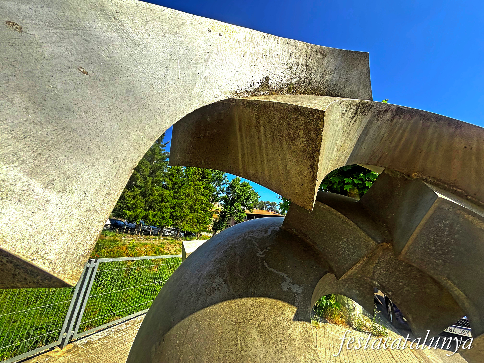 Monistrol de Calders - Escultura Superfície esfèrica Vicente Larrea Gayarre 