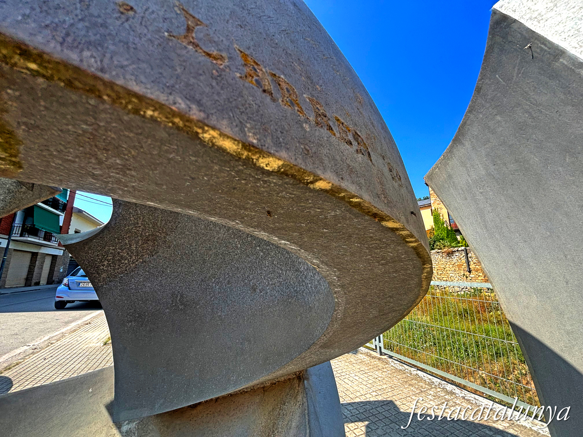 Monistrol de Calders - Escultura Superfície esfèrica Vicente Larrea Gayarre