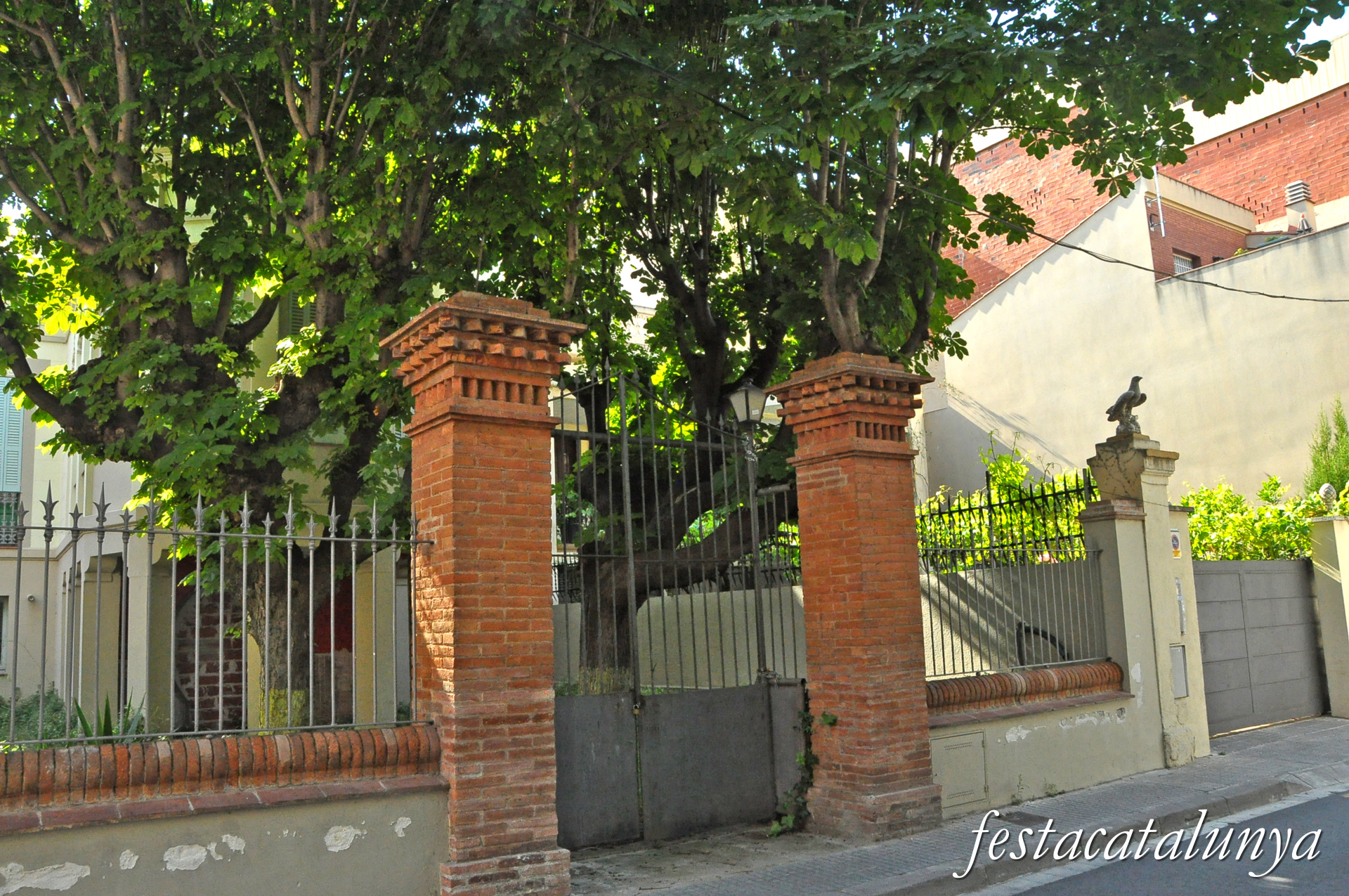 Montcada i Reixac - Carrer de Colom - Casa cantonada carrer Sant Lluís 