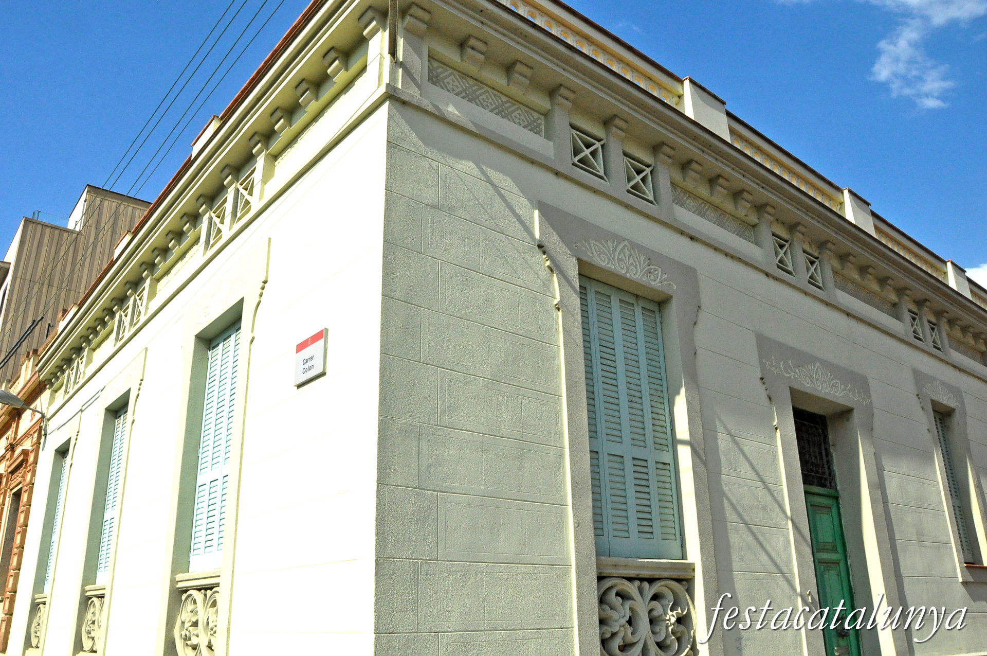Montcada i Reixac - Carrer de Colom - Casa cantonada carrer Sant Lluís