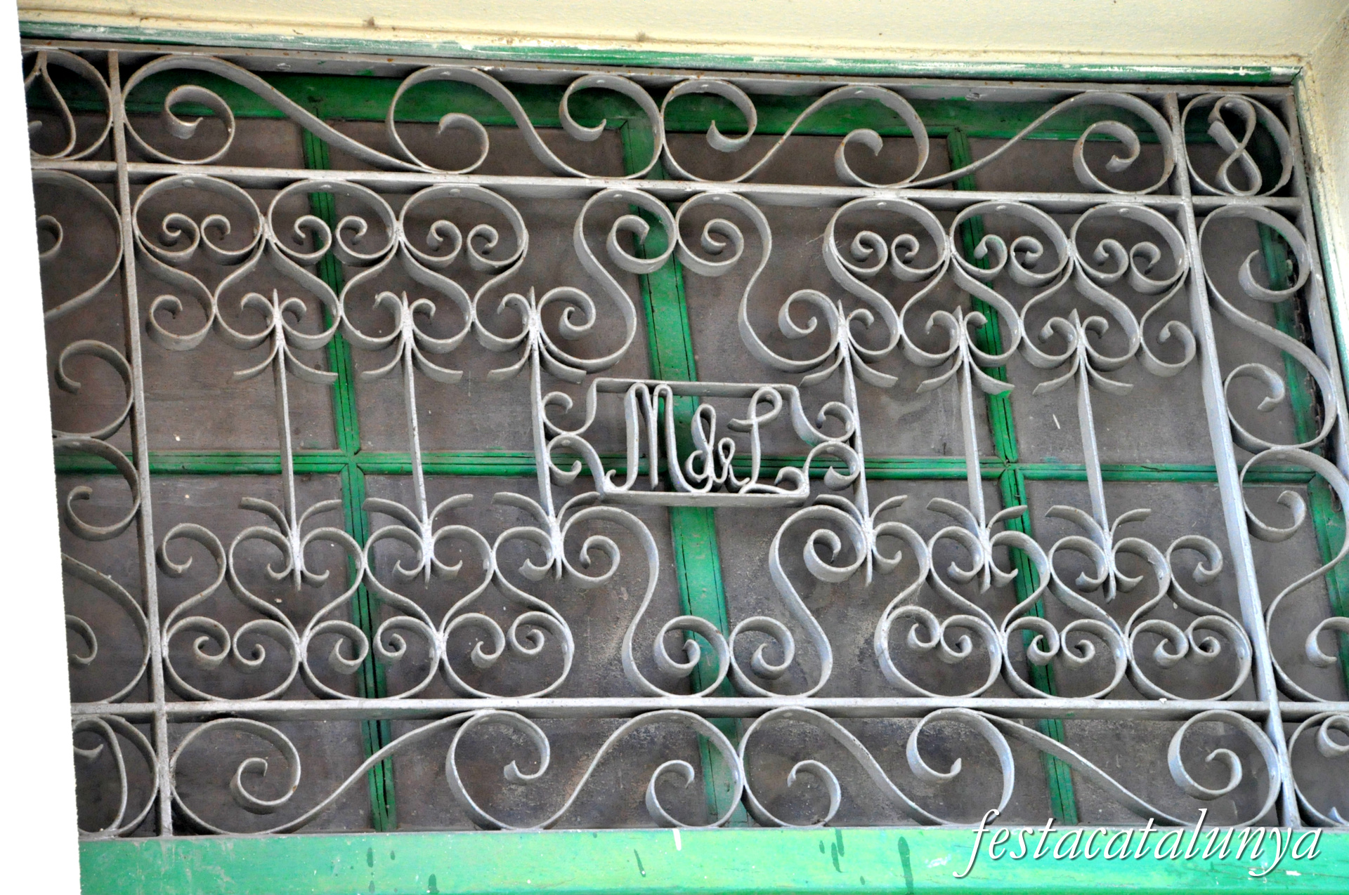 Montcada i Reixac - Carrer de Colom - Casa cantonada carrer Sant Lluís