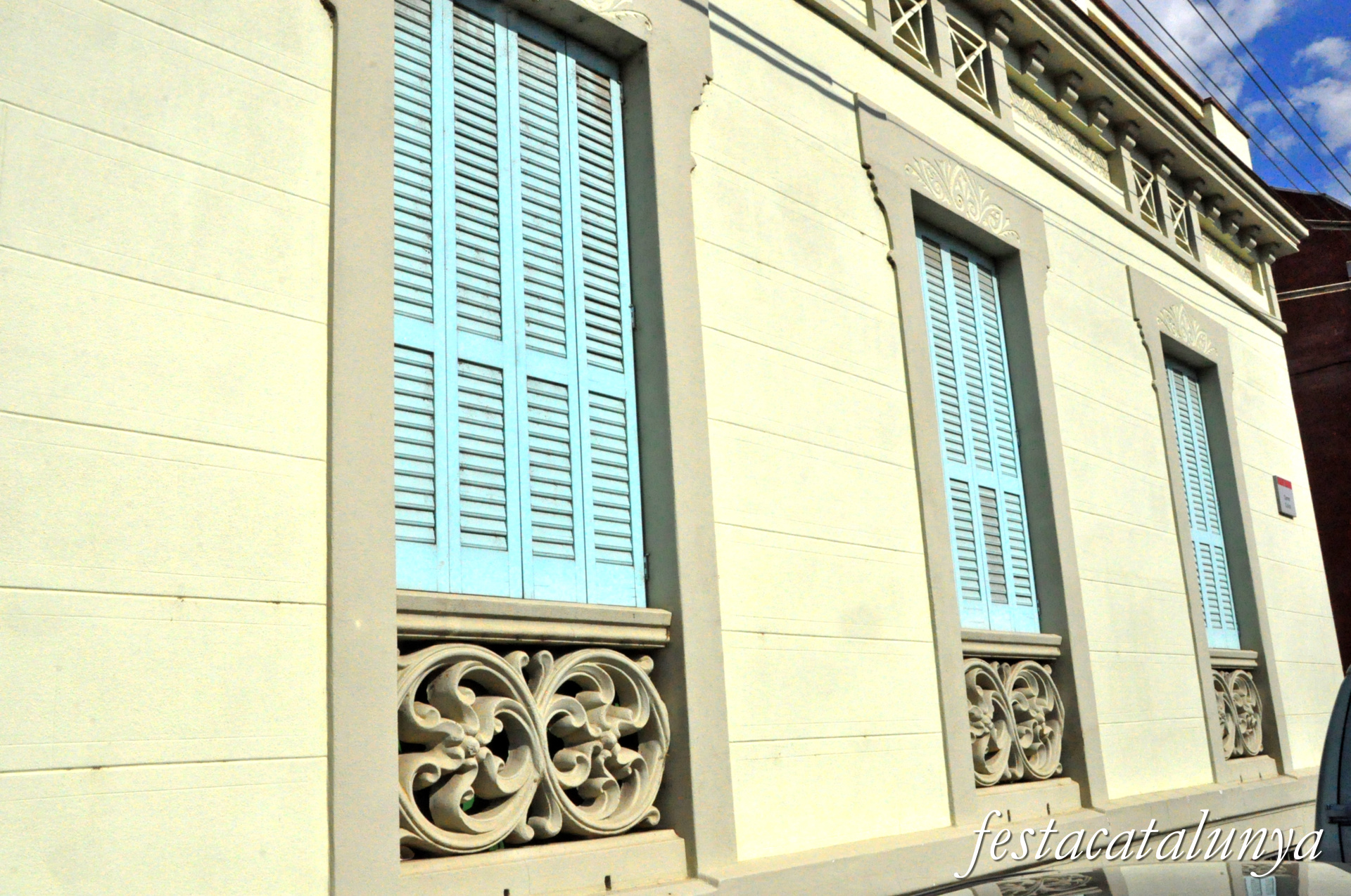 Montcada i Reixac - Carrer de Colom - Casa cantonada carrer Sant Lluís 