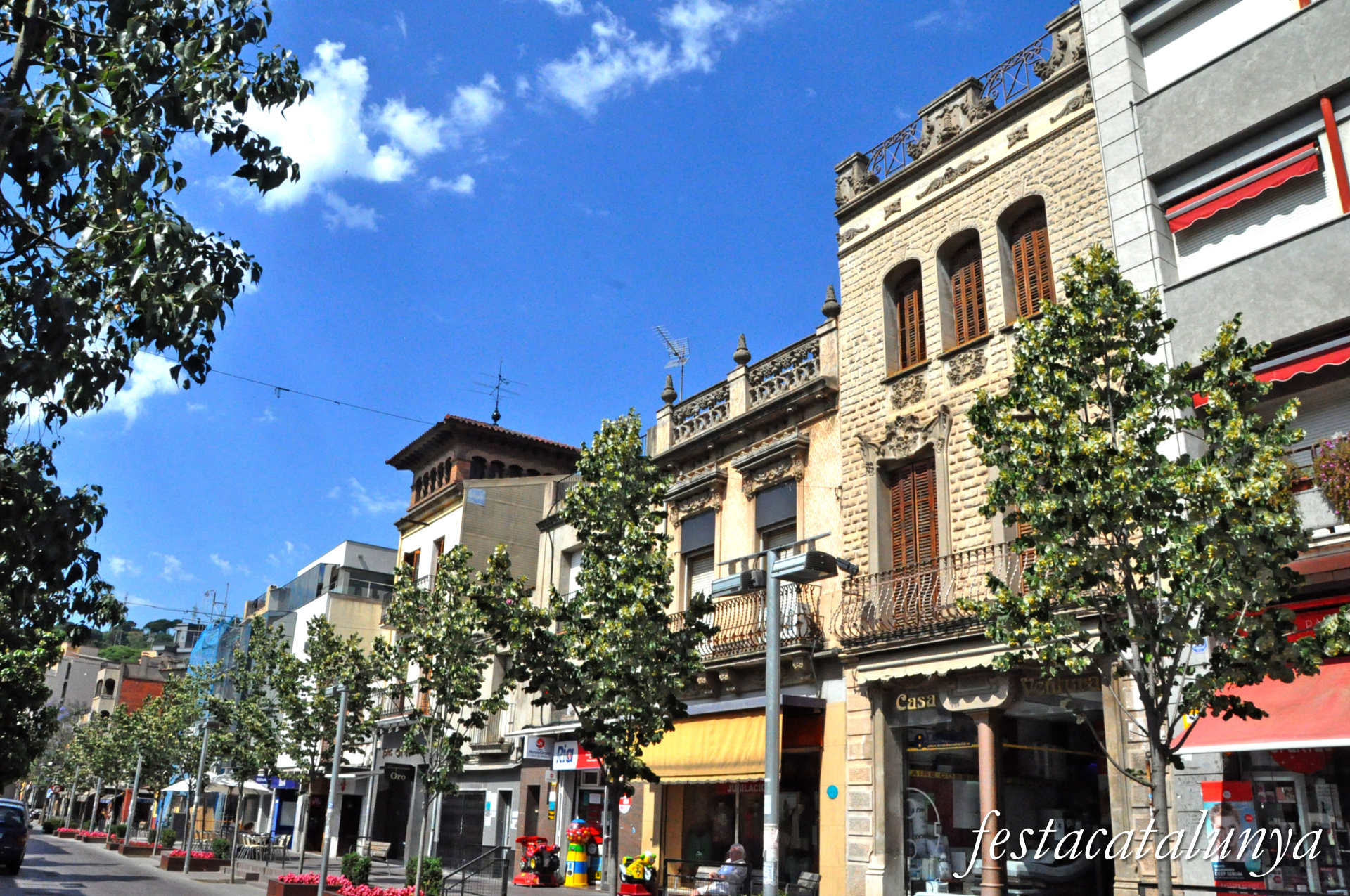 Carrer Major i carrer Barcelona Centre a Montcada i Reixac