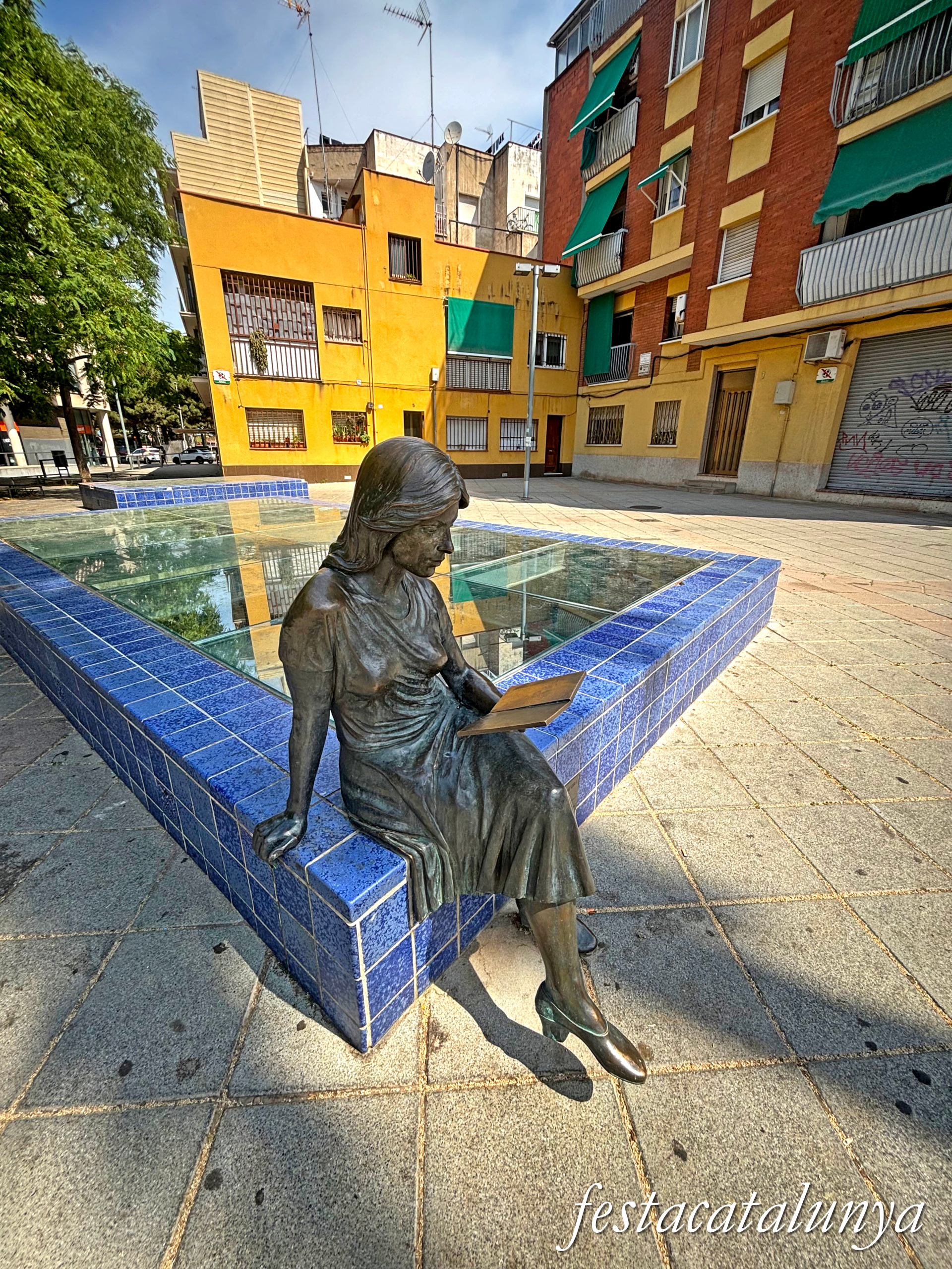 Santa Coloma de Gramenet - Escultura Dona i Literatura a l'antic safareig