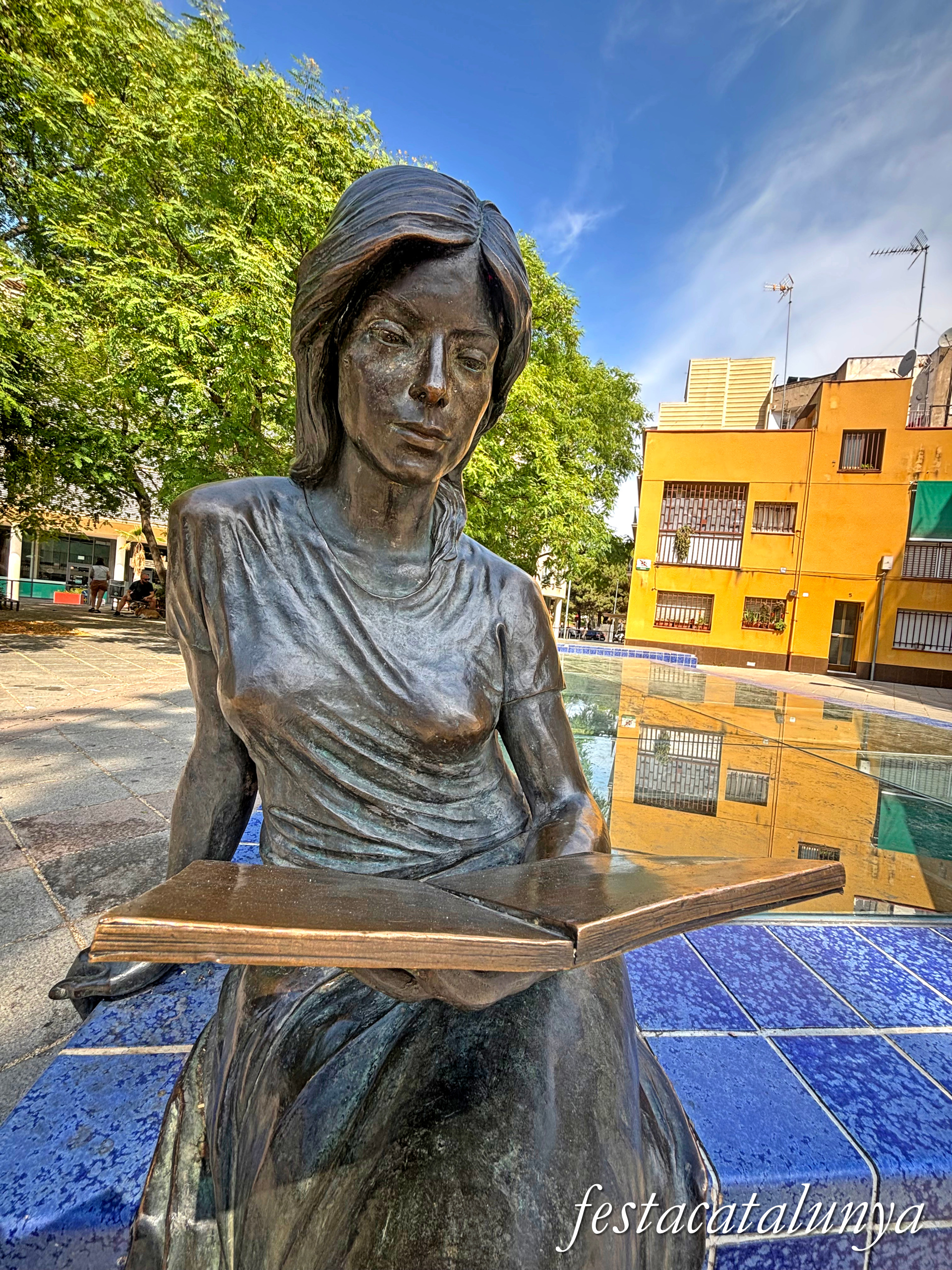 Santa Coloma de Gramenet - Escultura Dona i Literatura a l'antic safareig 