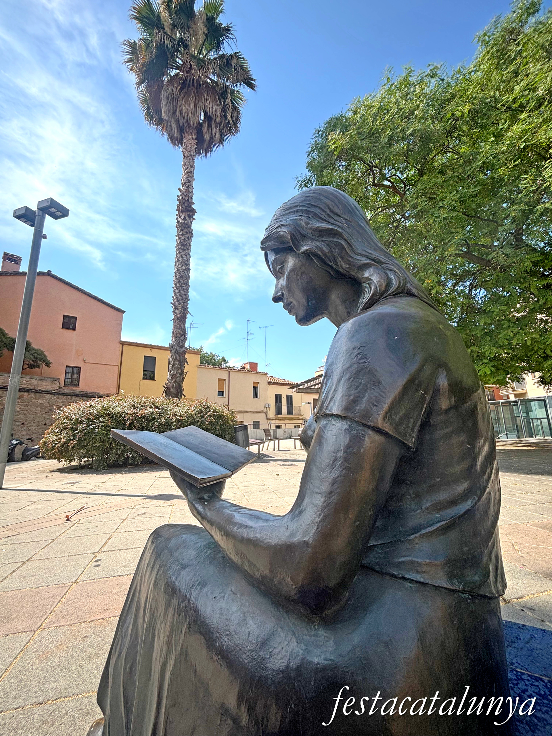 Santa Coloma de Gramenet - Escultura Dona i Literatura a l'antic safareig  