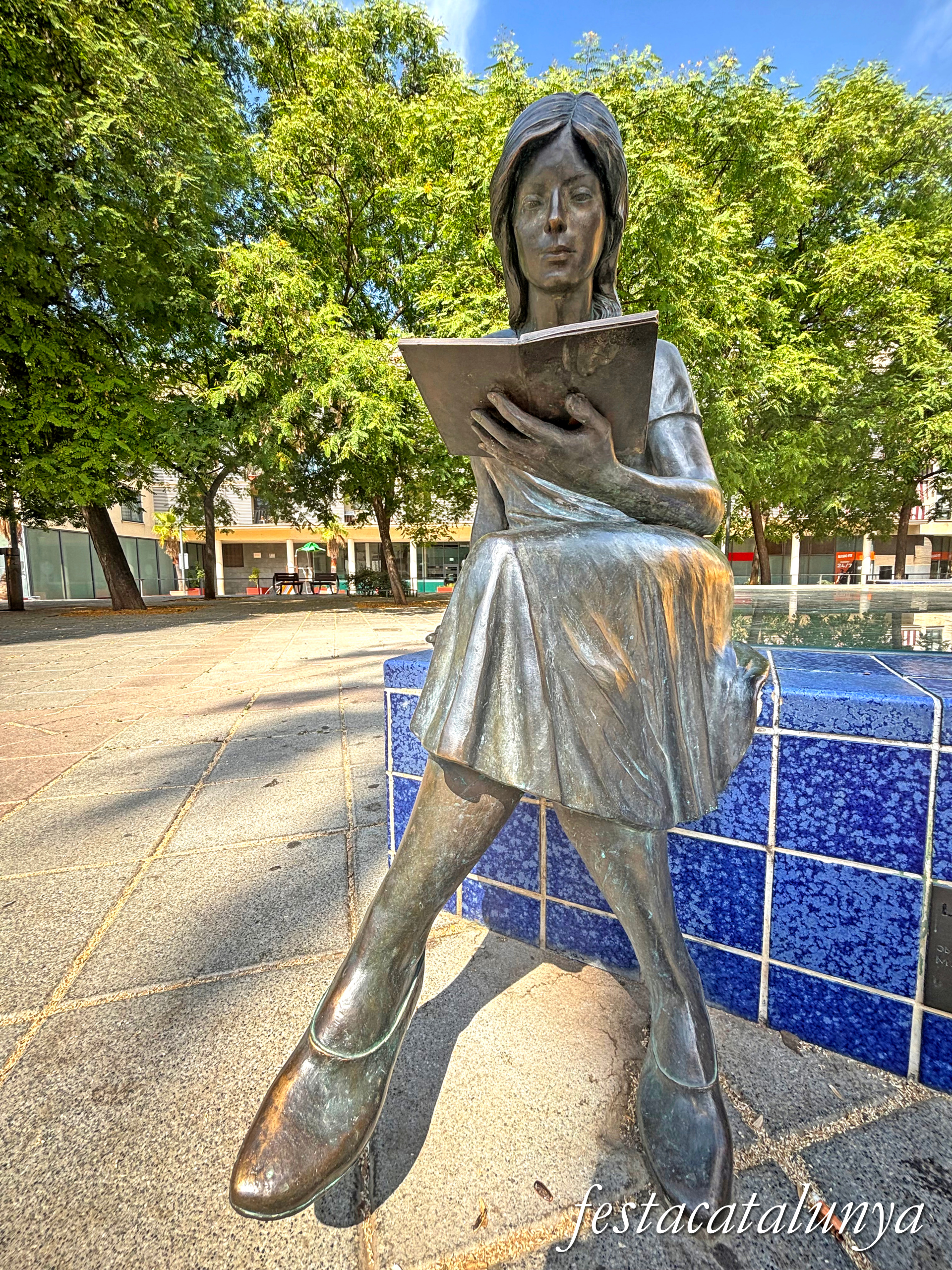 Santa Coloma de Gramenet - Escultura Dona i Literatura a l'antic safareig 