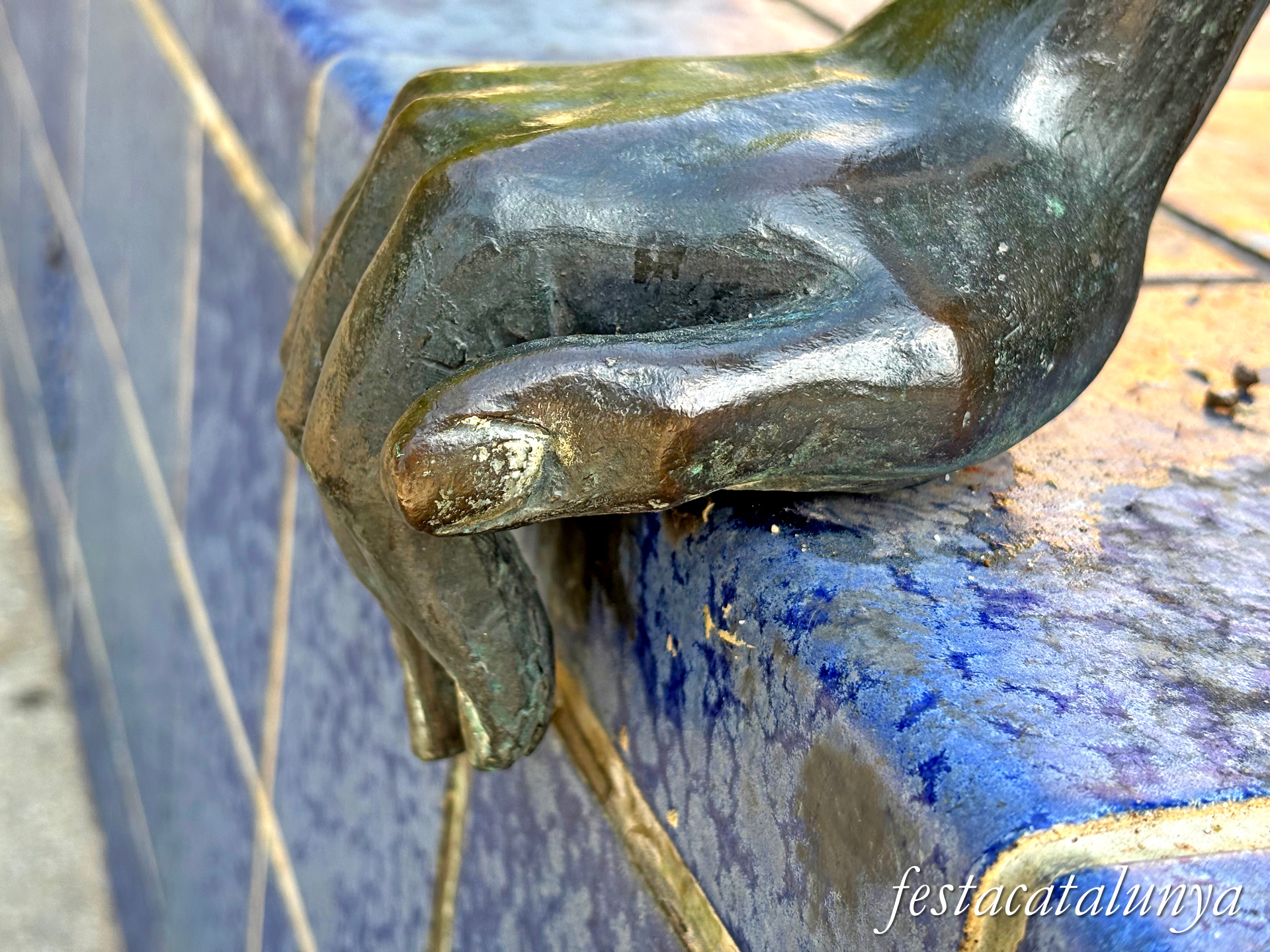 Santa Coloma de Gramenet - Escultura Dona i Literatura a l'antic safareig 