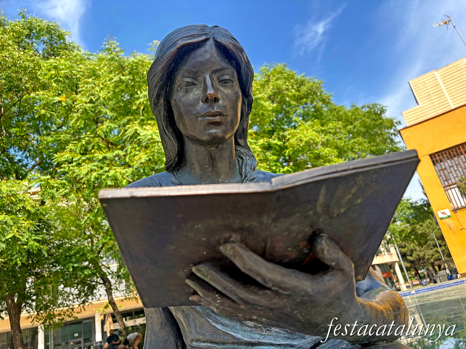Santa Coloma de Gramenet - Escultura Dona i Literatura a l'antic safareig 