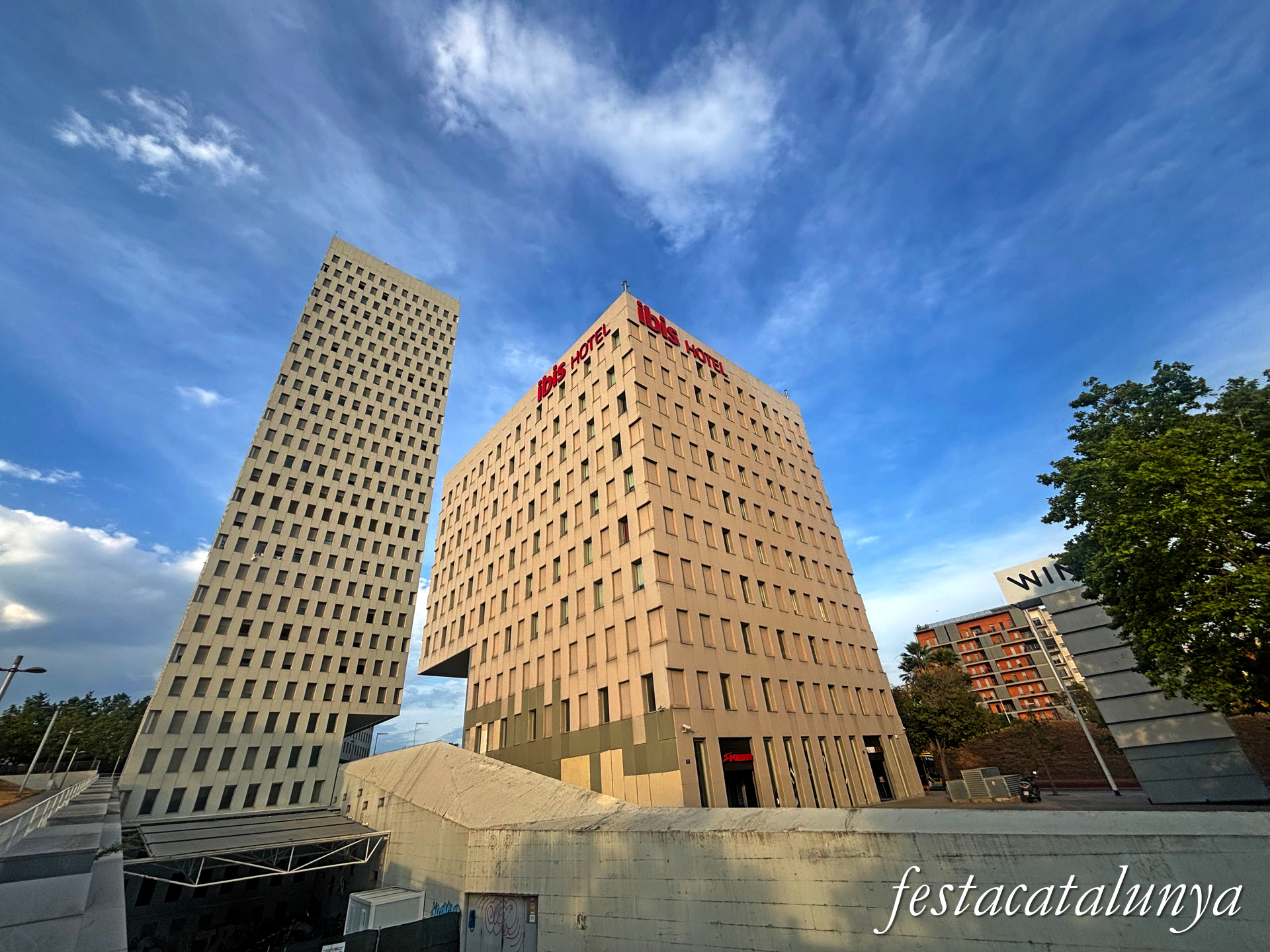Santa Coloma de Gramenet - Parc Europa - Edificis cúbics 