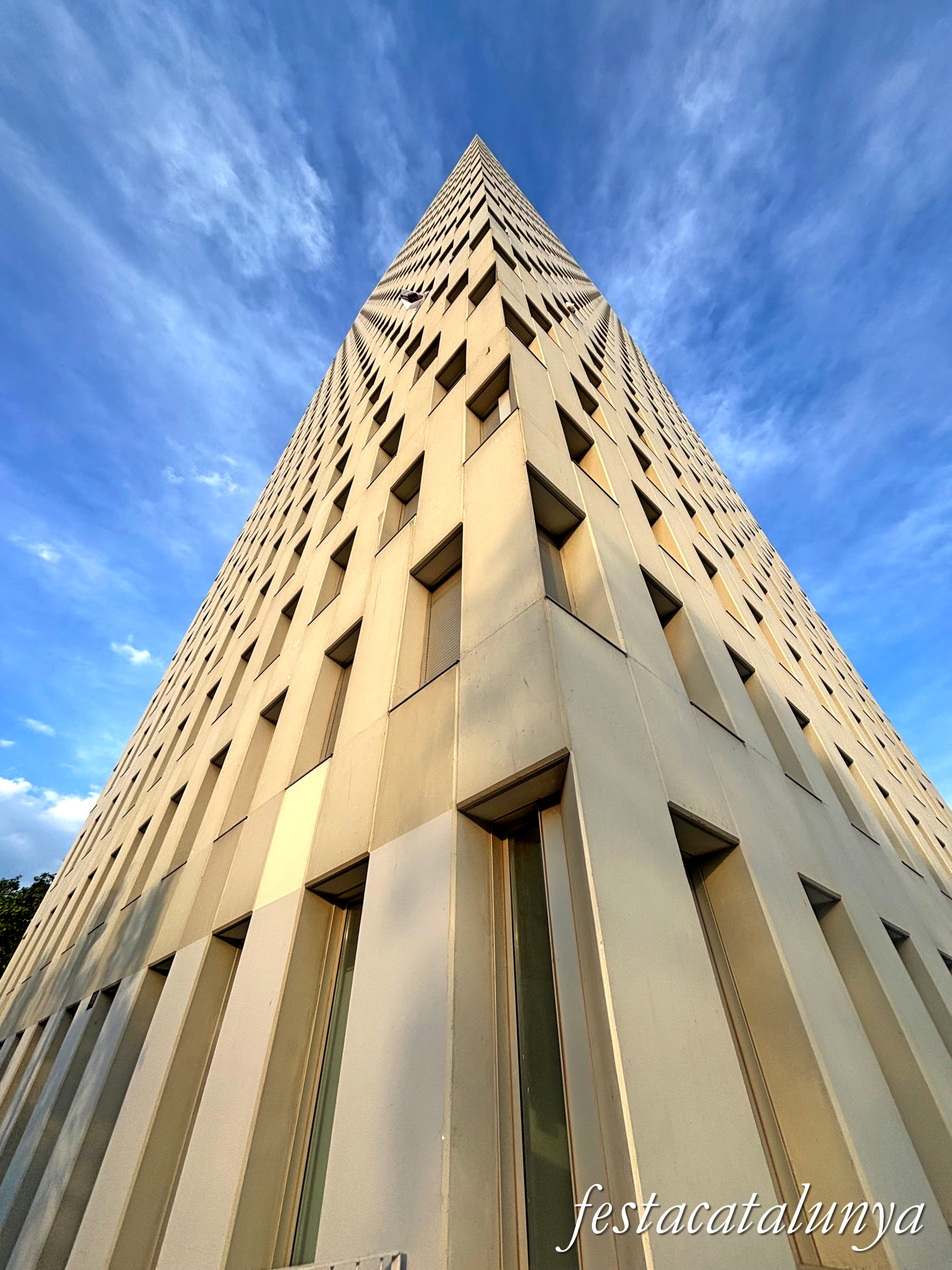 Santa Coloma de Gramenet - Parc Europa - Edificis cúbics 