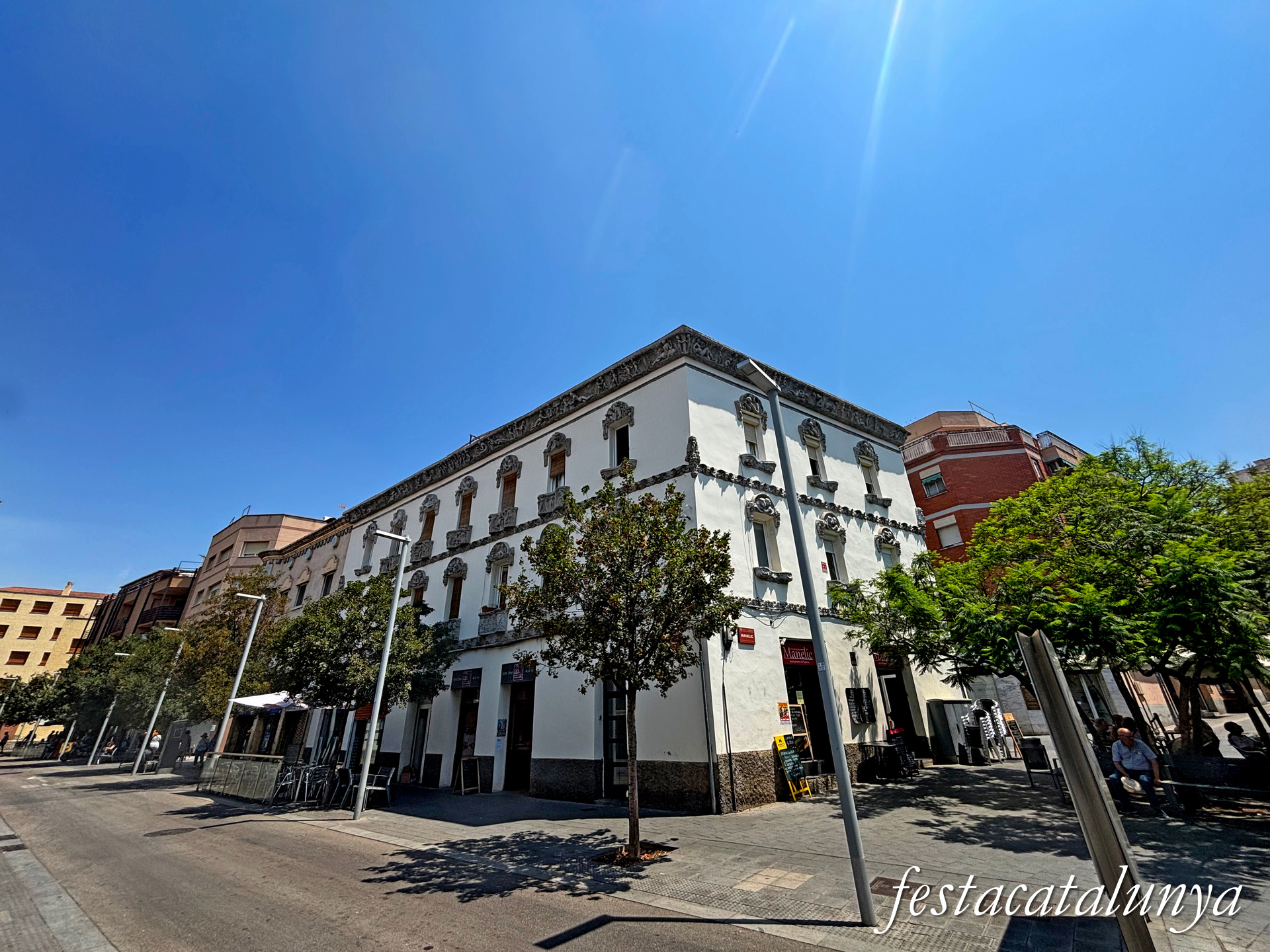 Santa Coloma de Gramenet - Plaça d'en Manelic - Casa dels Nins