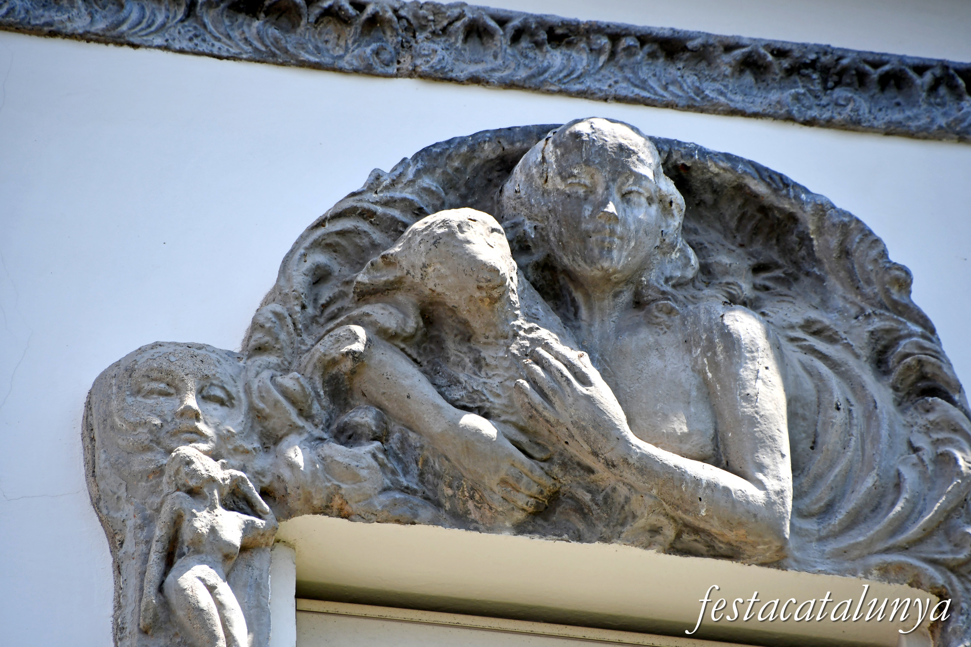 Santa Coloma de Gramenet - Plaça d'en Manelic - Casa dels Nins