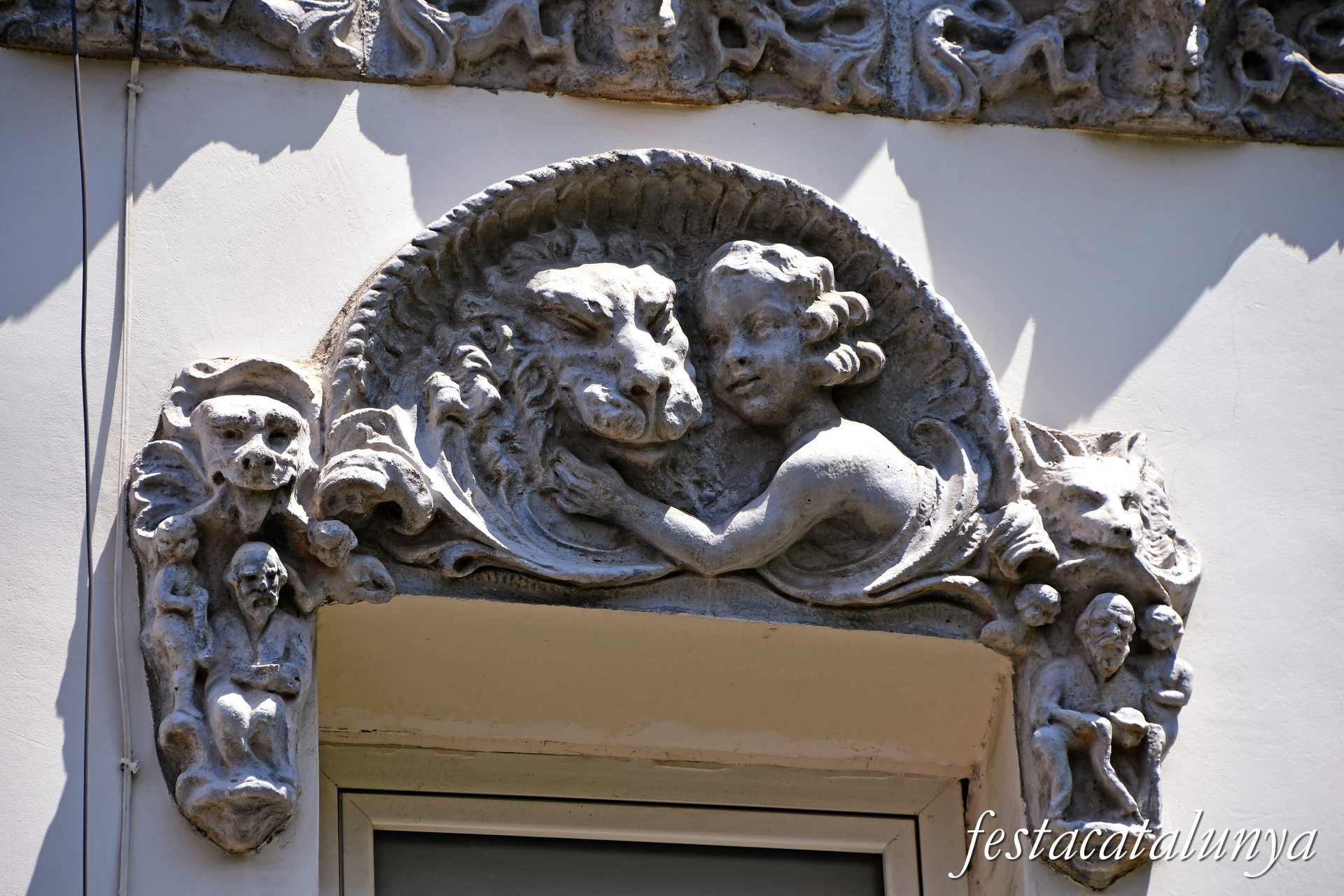 Santa Coloma de Gramenet - Plaça d'en Manelic - Casa dels Nins