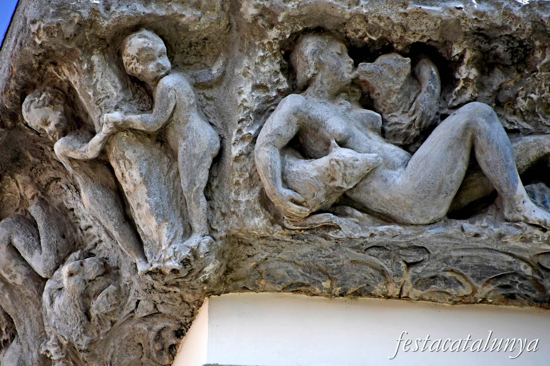 Santa Coloma de Gramenet - Plaça d'en Manelic - Casa dels Nins