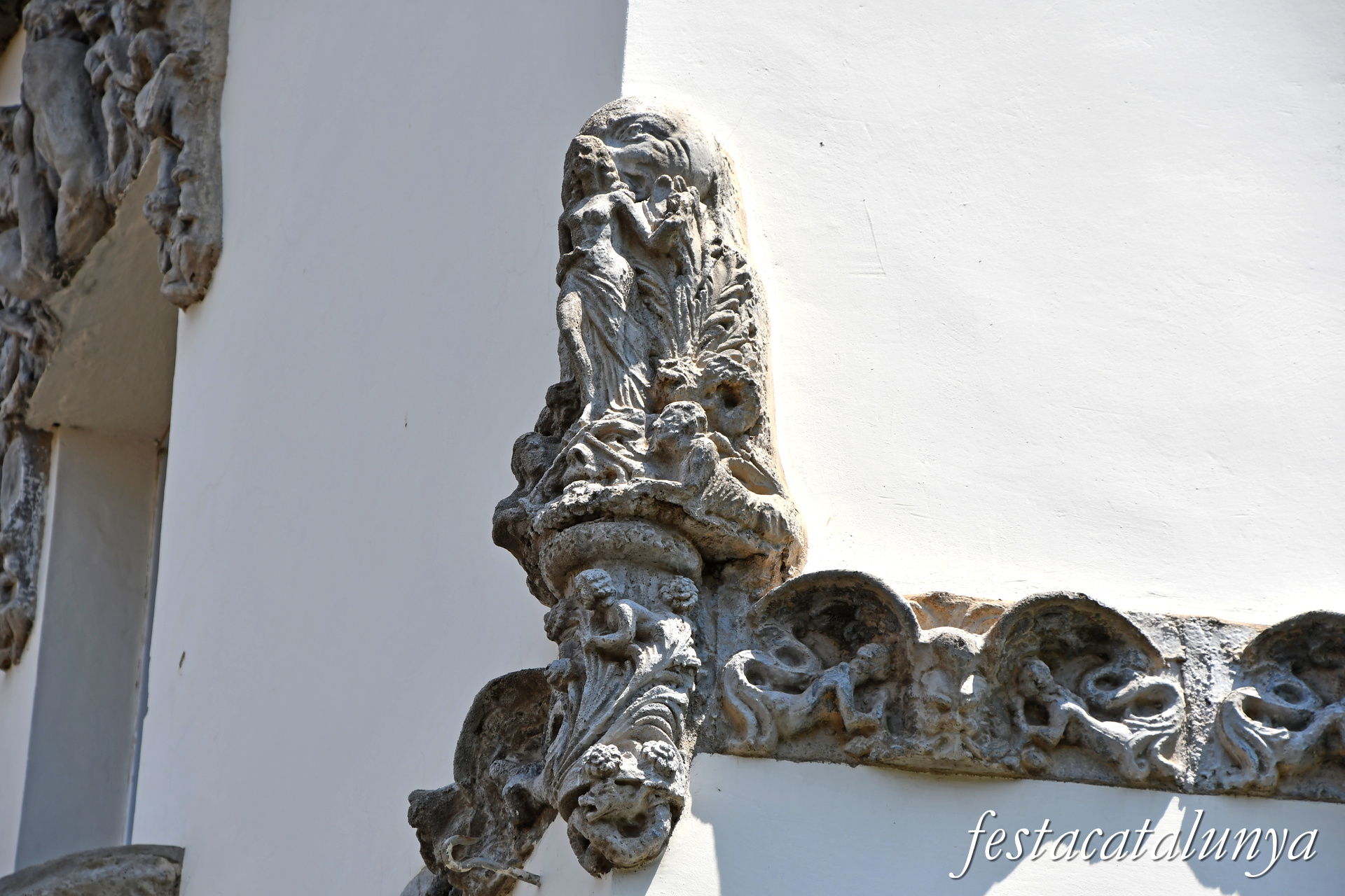 Santa Coloma de Gramenet - Plaça d'en Manelic - Casa dels Nins 