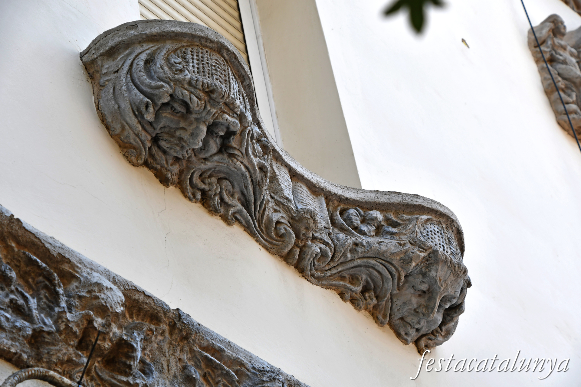 Santa Coloma de Gramenet - Plaça d'en Manelic - Casa dels Nins 