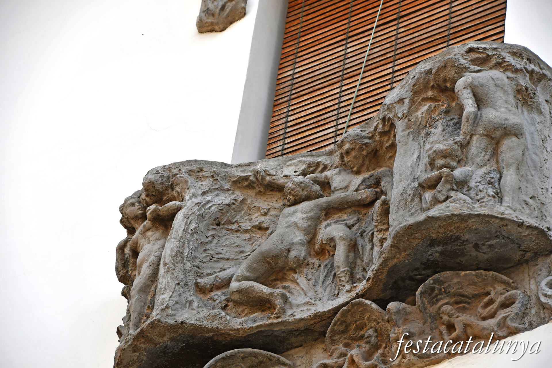 Santa Coloma de Gramenet - Plaça d'en Manelic - Casa dels Nins