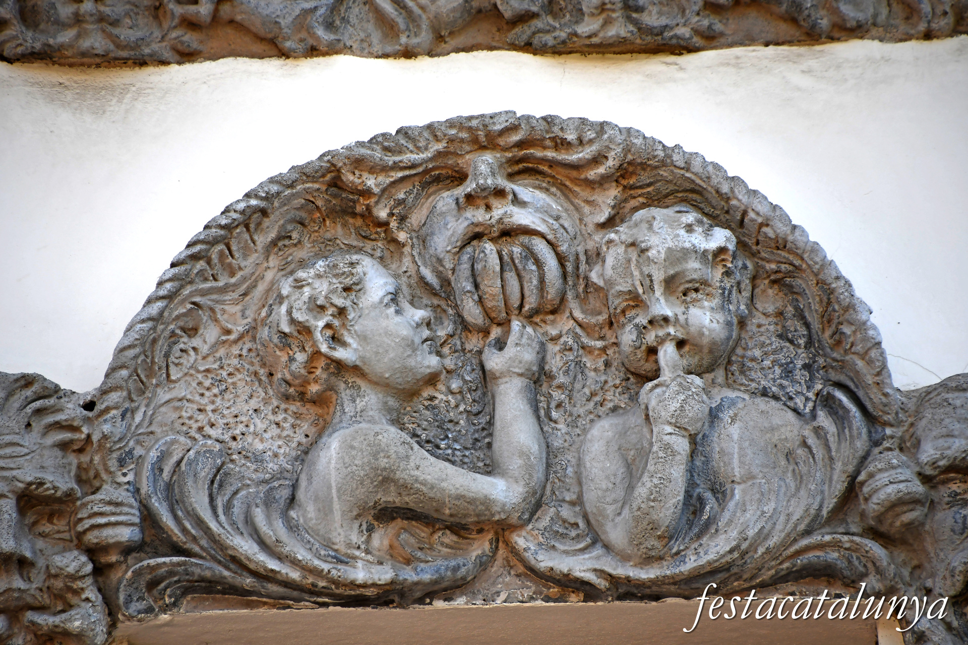 Santa Coloma de Gramenet - Plaça d'en Manelic - Casa dels Nins