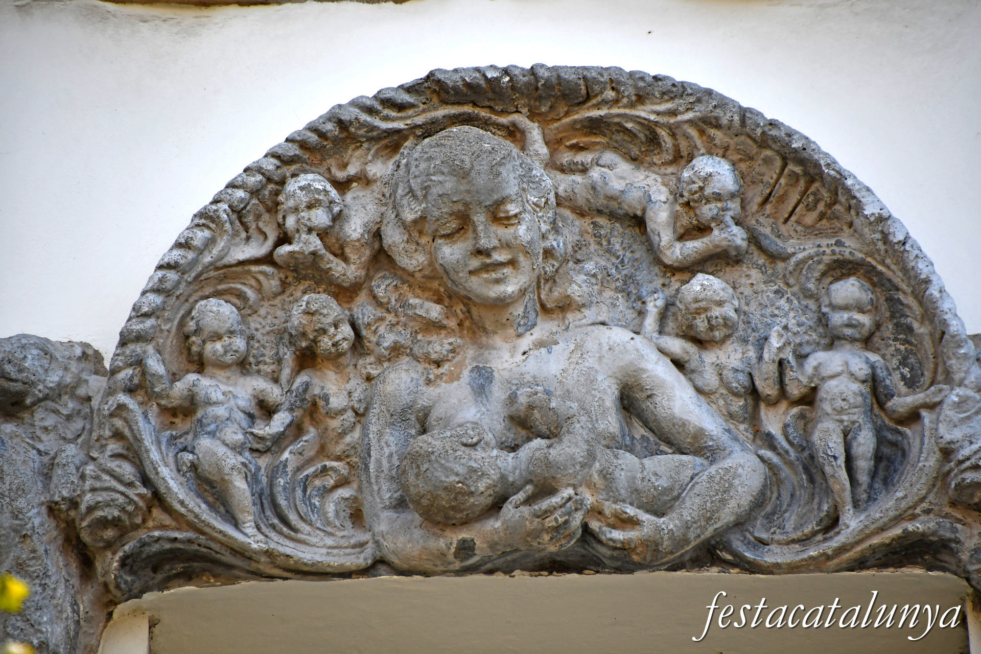 Santa Coloma de Gramenet - Plaça d'en Manelic - Casa dels Nins 