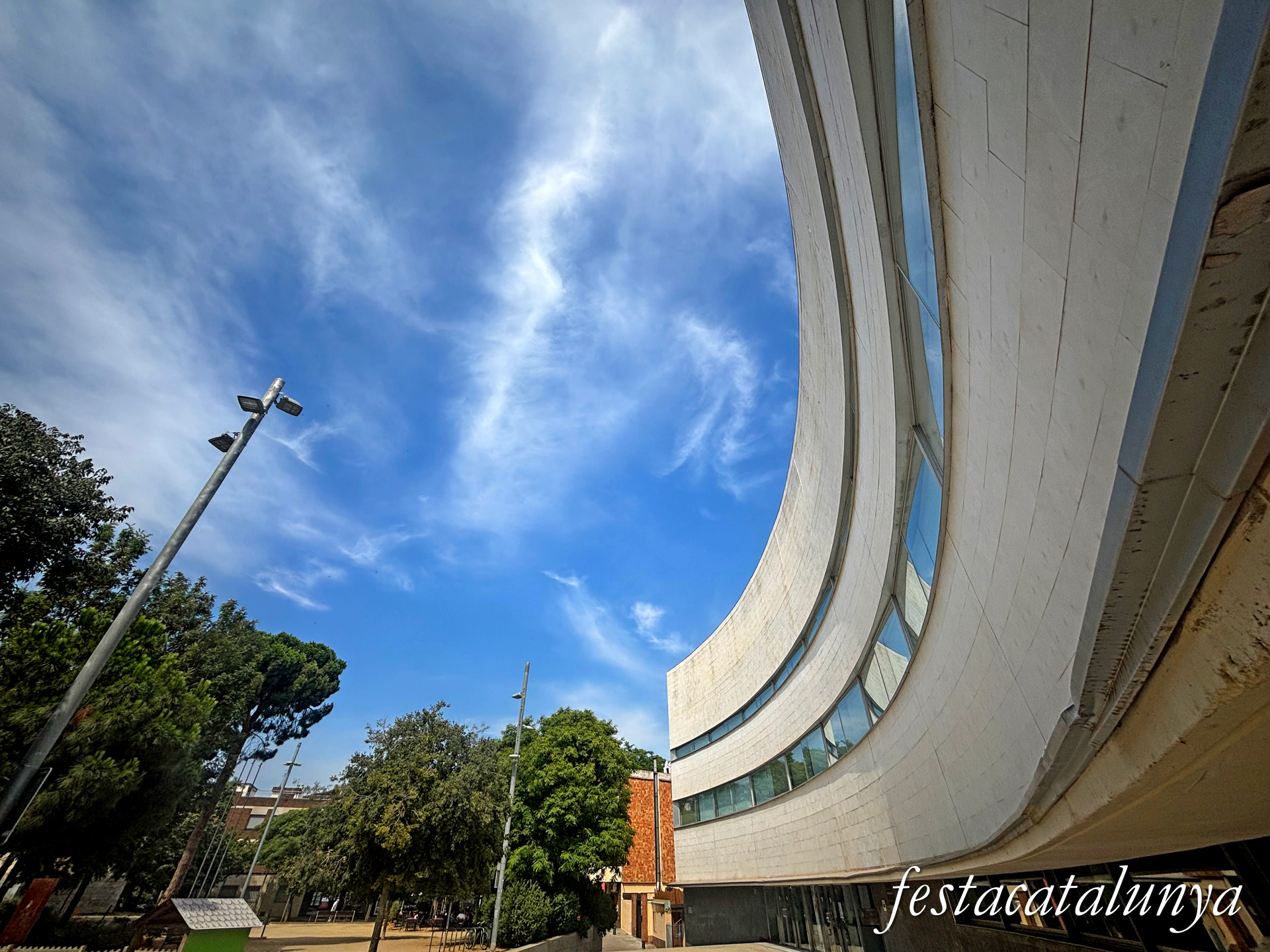 Santa Coloma de Gramenet - Plaça de la Vila - Biblioteca Central 
