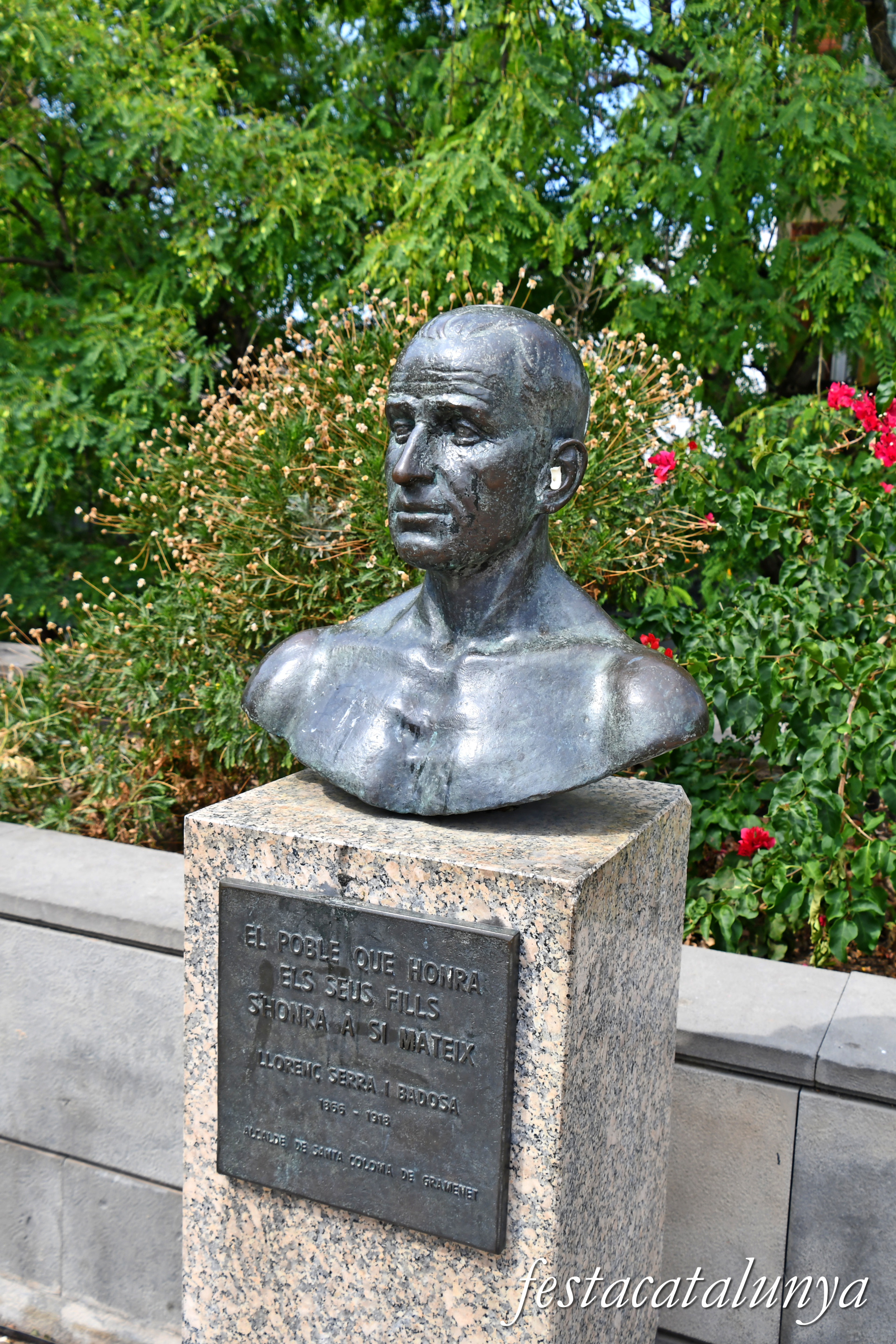 Santa Comoma de Gramenet - Plaça de la Vila - Bust de Llorenç Serra Badosa 