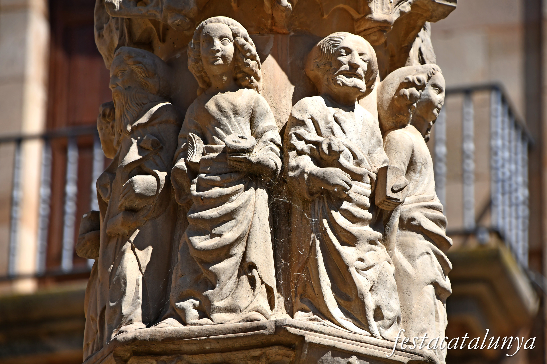 Tàrrega - Plaça Major - Creu de terme del Pati