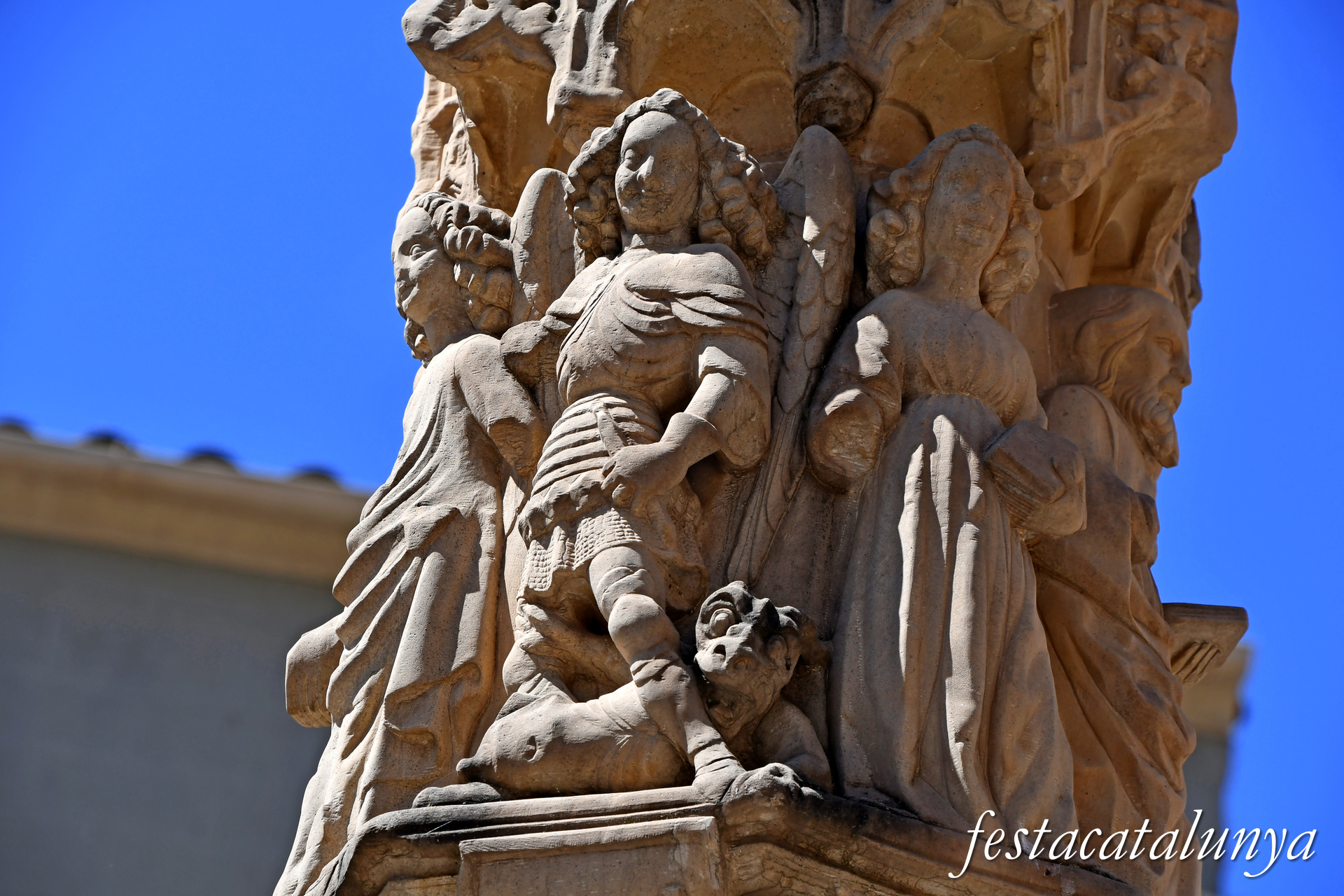 Tàrrega - Plaça Major - Creu de terme del Pati 