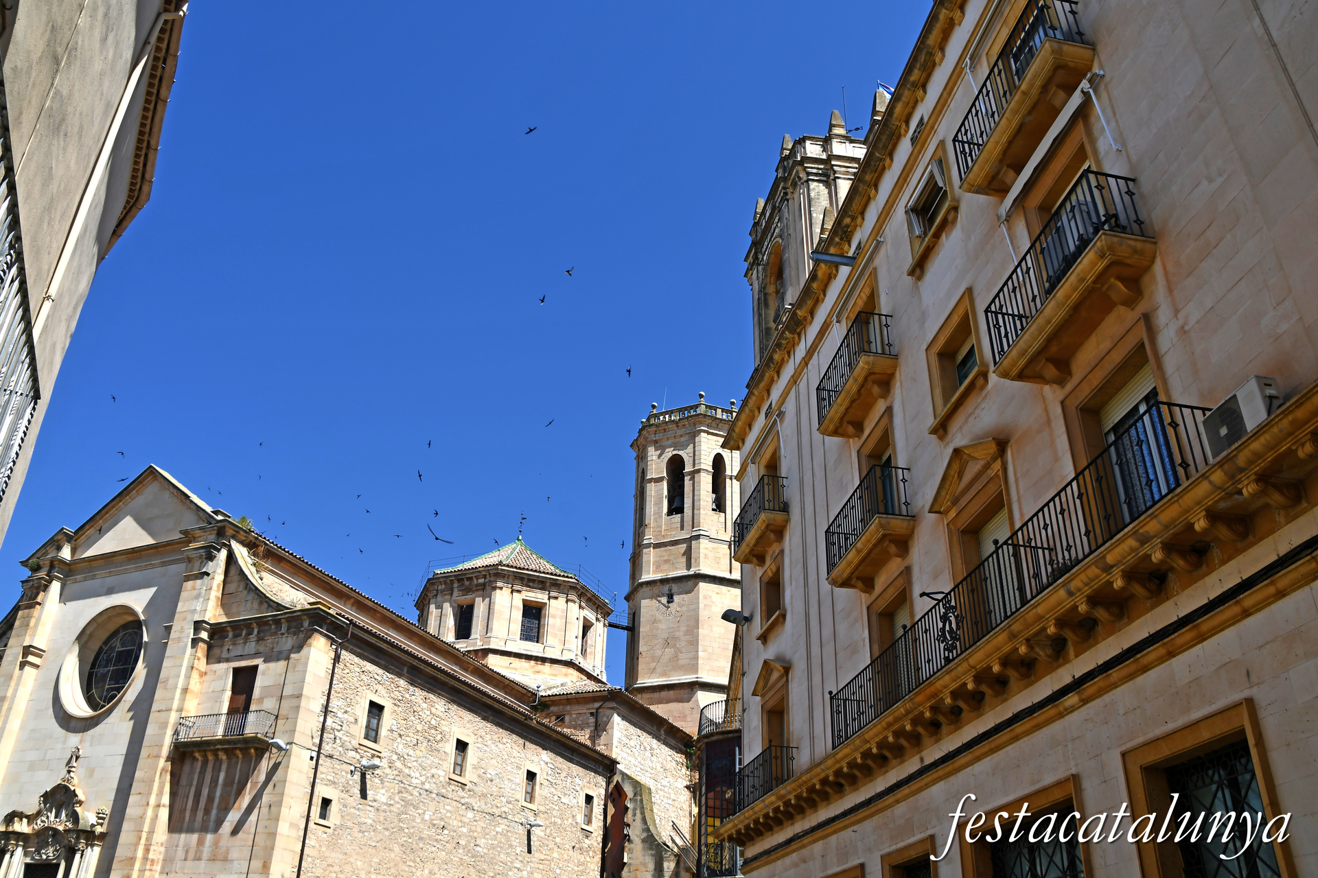 Tàrrega - Plaça Major - Edifici de la Caixa 