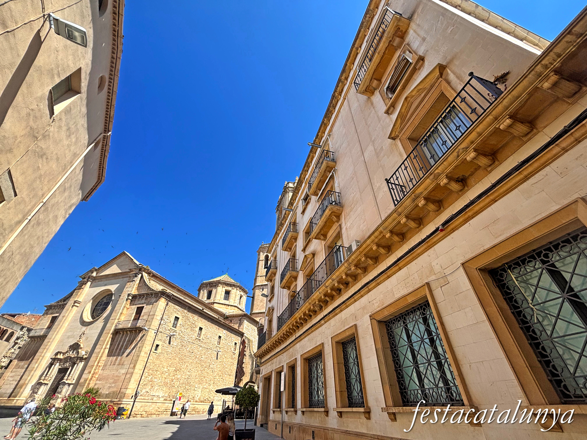 Tàrrega - Plaça Major - Edifici de la Caixa