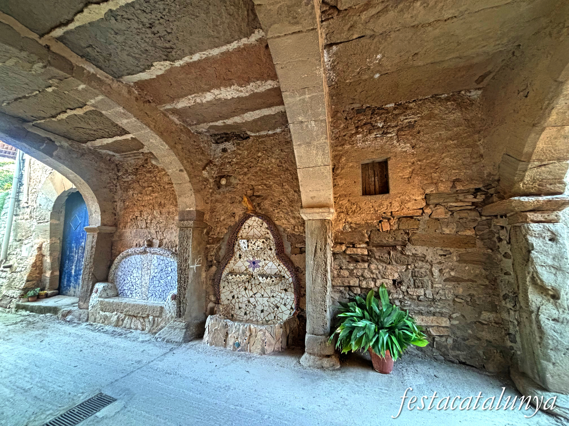 Tàrrega - Nucli històric de La Figuerosa - Pas cobert del carrer Major
