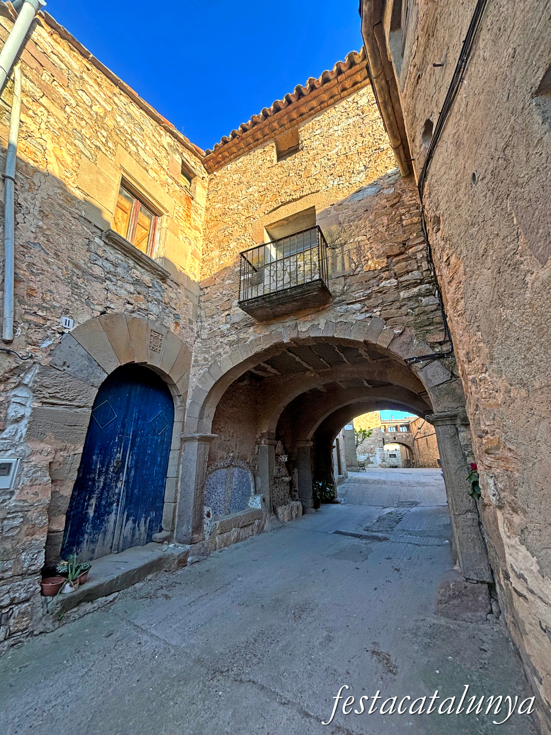 Tàrrega - Nucli històric de La Figuerosa - Pas cobert del carrer Major