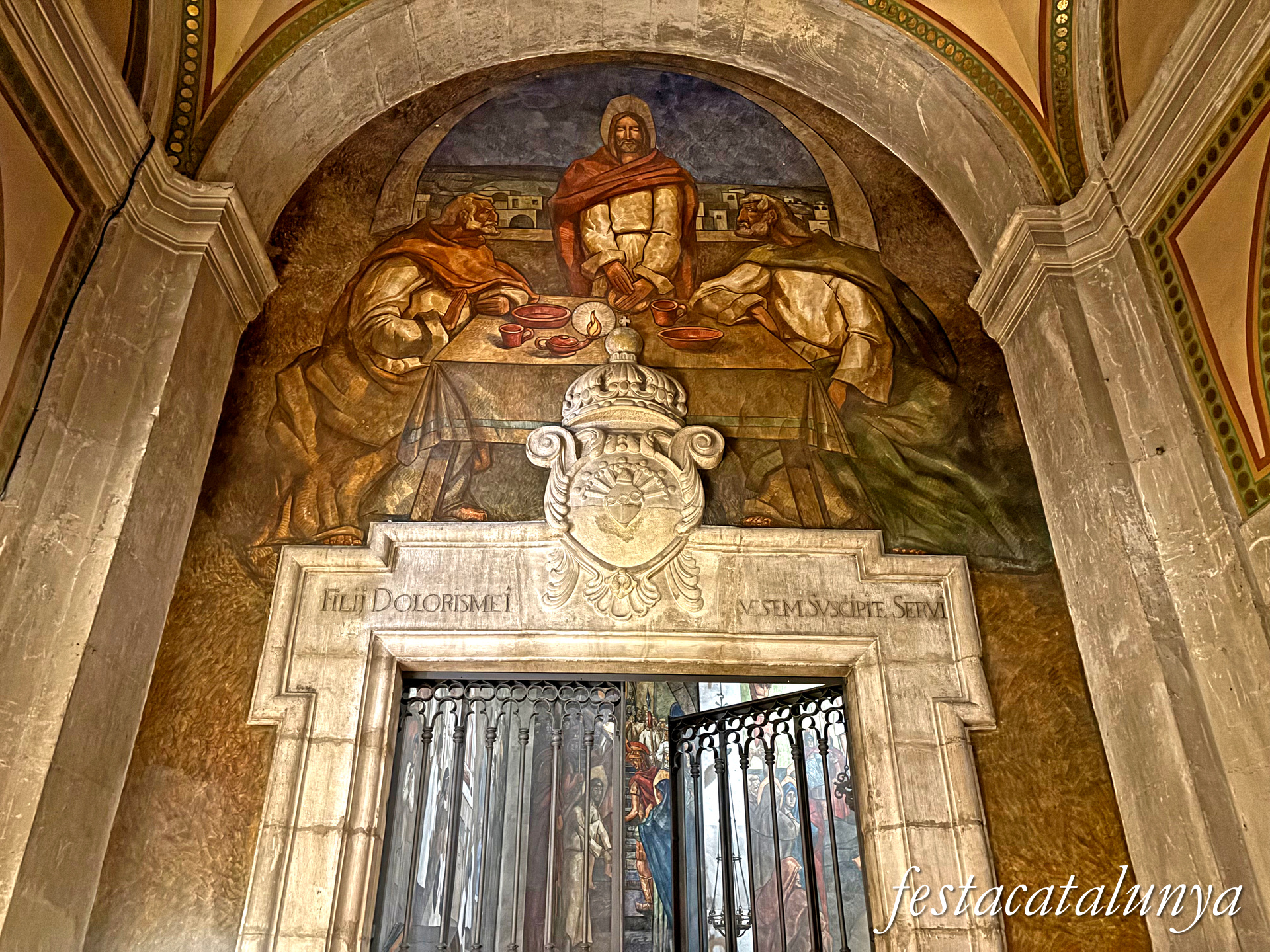Tàrrega - Església parroquial de Santa Maria de l'Alba - Portalada amb dibuixos dels deixebles d'Emmaús
