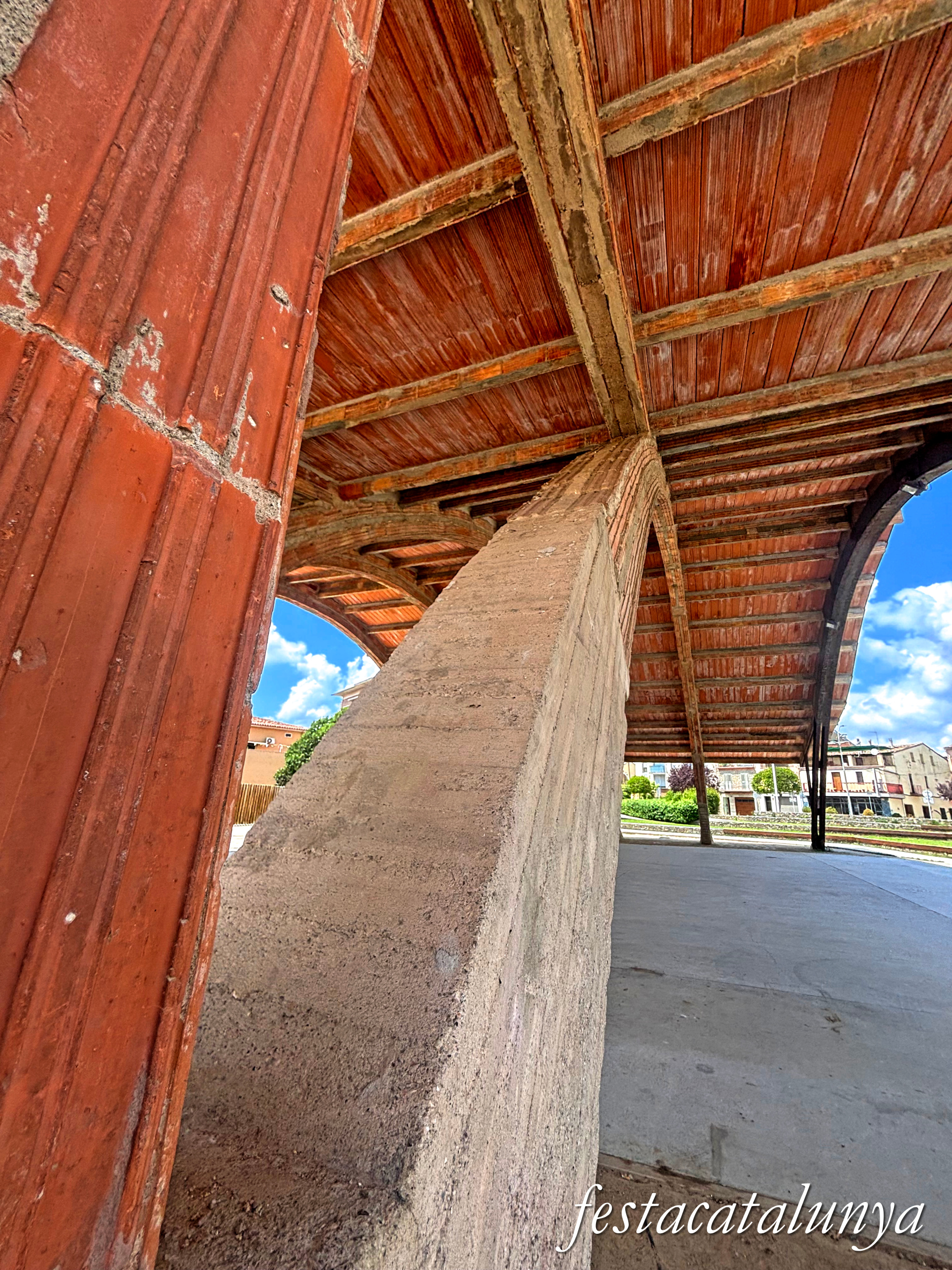 Sant Fruitós de Bages - El cobert de la màquina de batre
