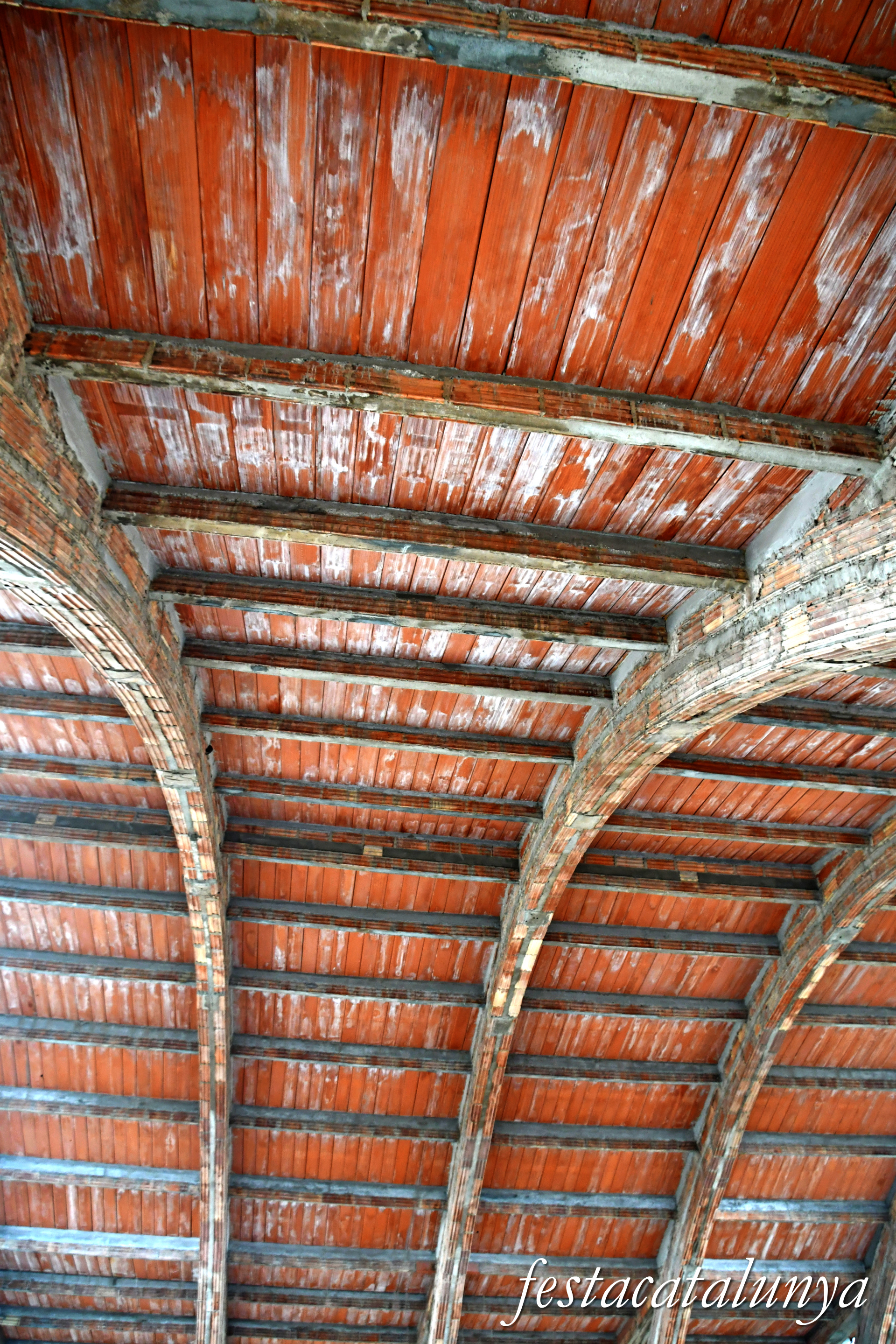Sant Fruitós de Bages - El cobert de la màquina de batre