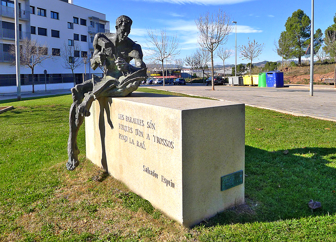 El poeta, escultor de la paraula, escultura dedicada a Salvador Espriu a Sant Fruitós de Bages