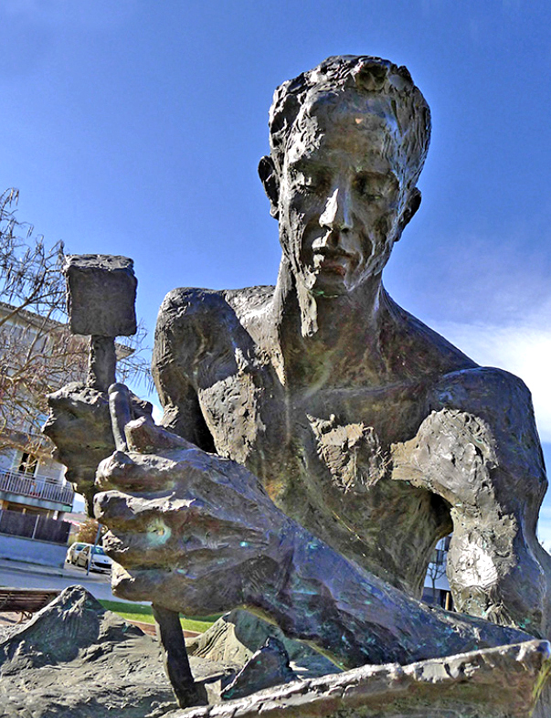 Sant Fruitós de Bages - Escultures urbanes - El poeta, escultor de la paraula, escultura dedicada a Salvador Espriu (Foto: Mercè Riba) 