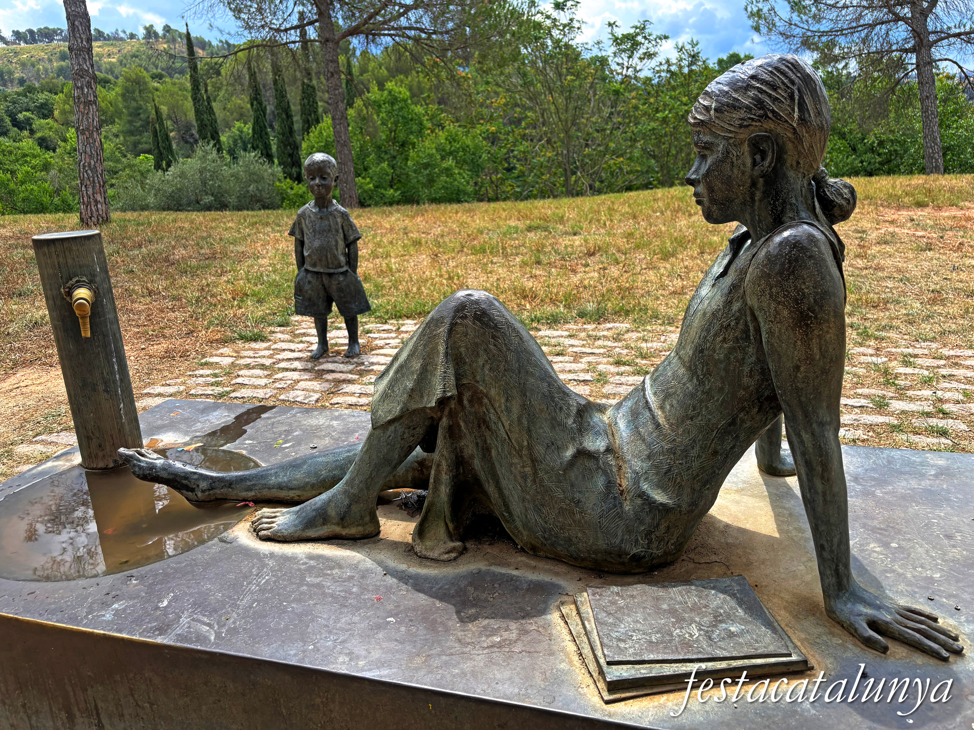 Escultura La Font de la Noia i el Nen o Nens jugant de Sant Fruitós de Bages