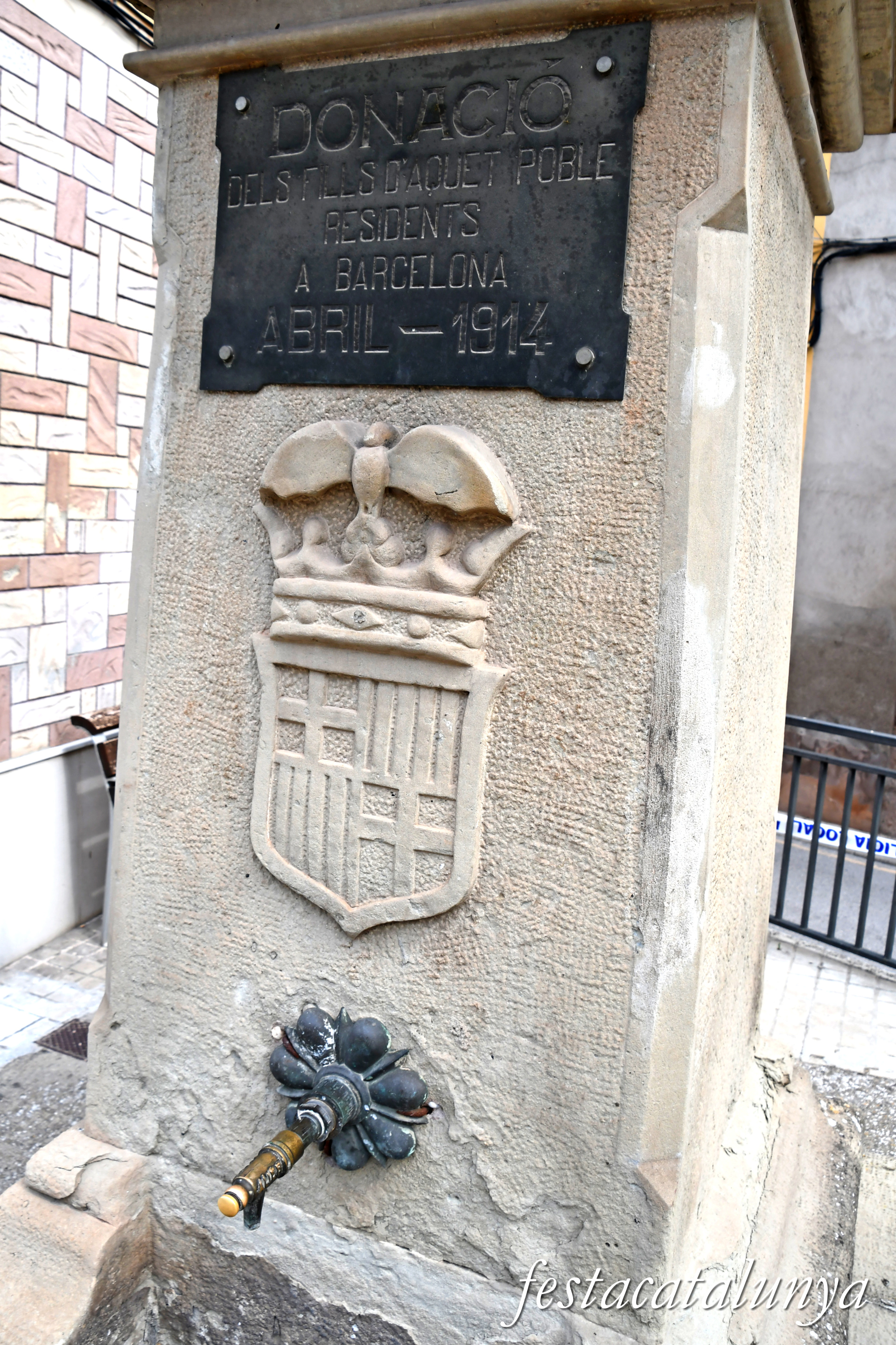 Sant Fruitós de Bages - Escultures urbanes - Font donació dels santfruitosencs residents a Barcelona 