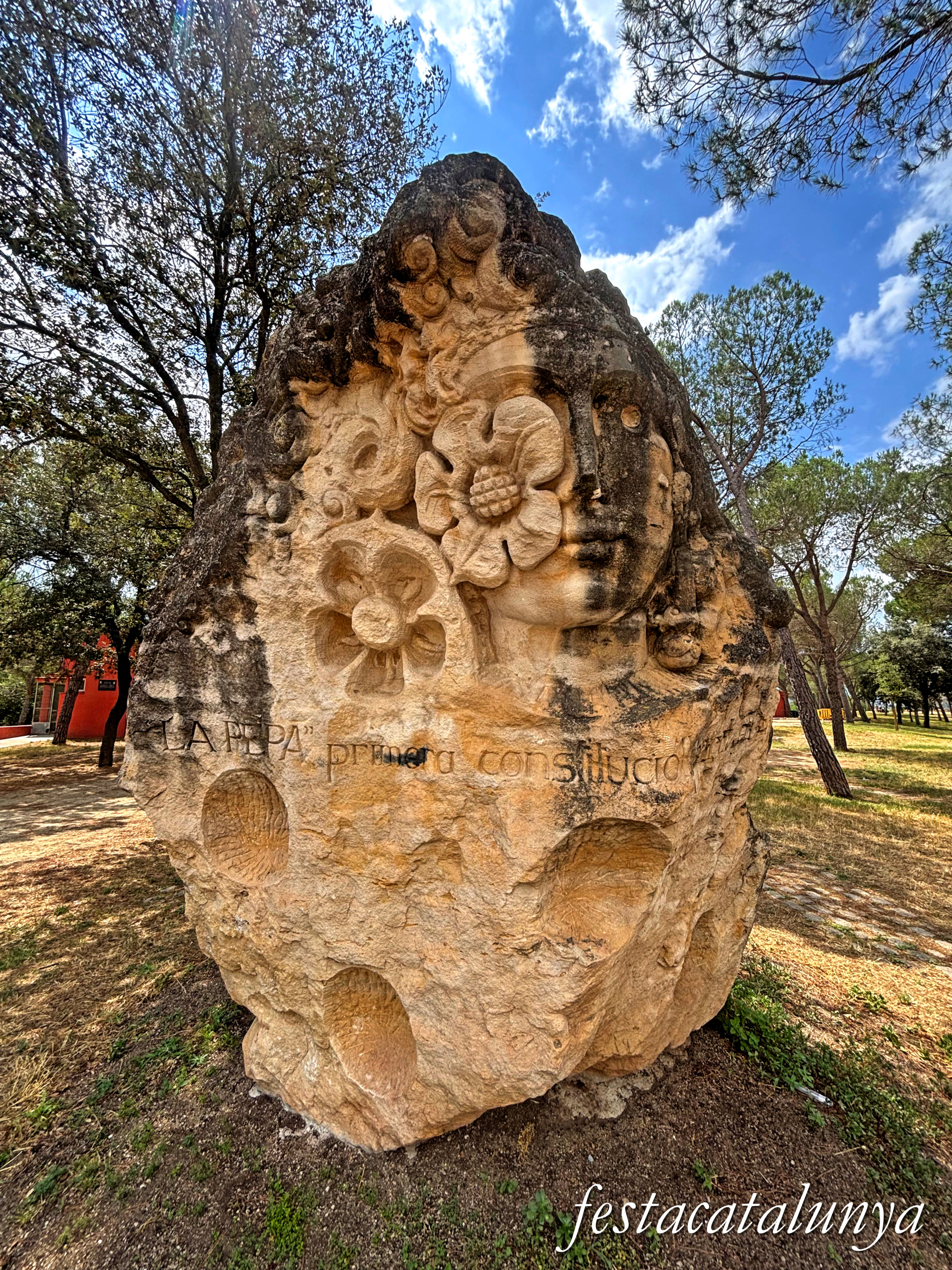 Sant Fruitós de Bages - Escultura La Pepa, Constitució espanyola de 1812 