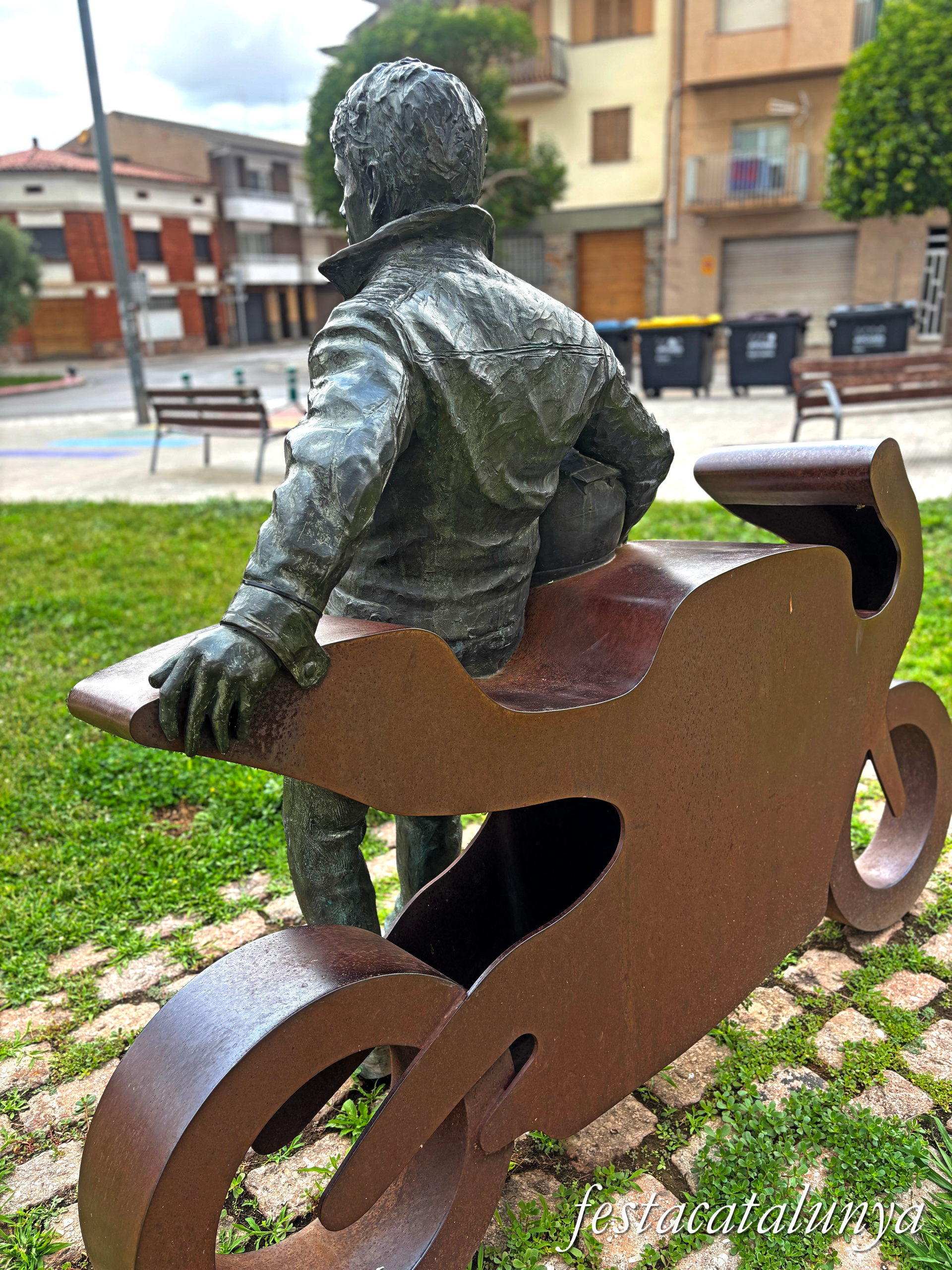 Sant Fruitós de Bages - Escultures urbanes - Homenatge al motociclista Carles Checa
