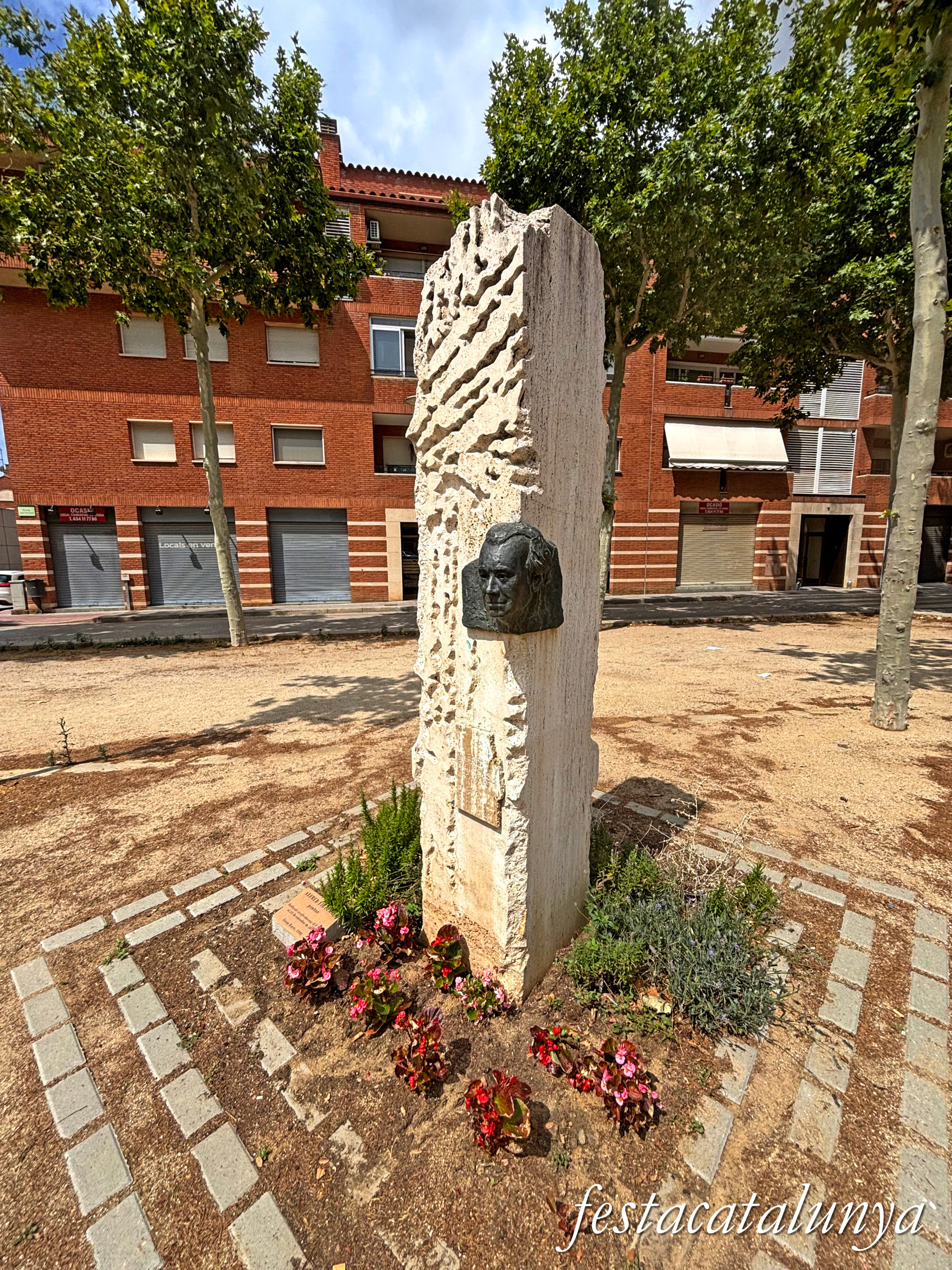 Sant Fruitós de Bages - Escultures urbanes - Monòlit al pintor Alfred Figueras